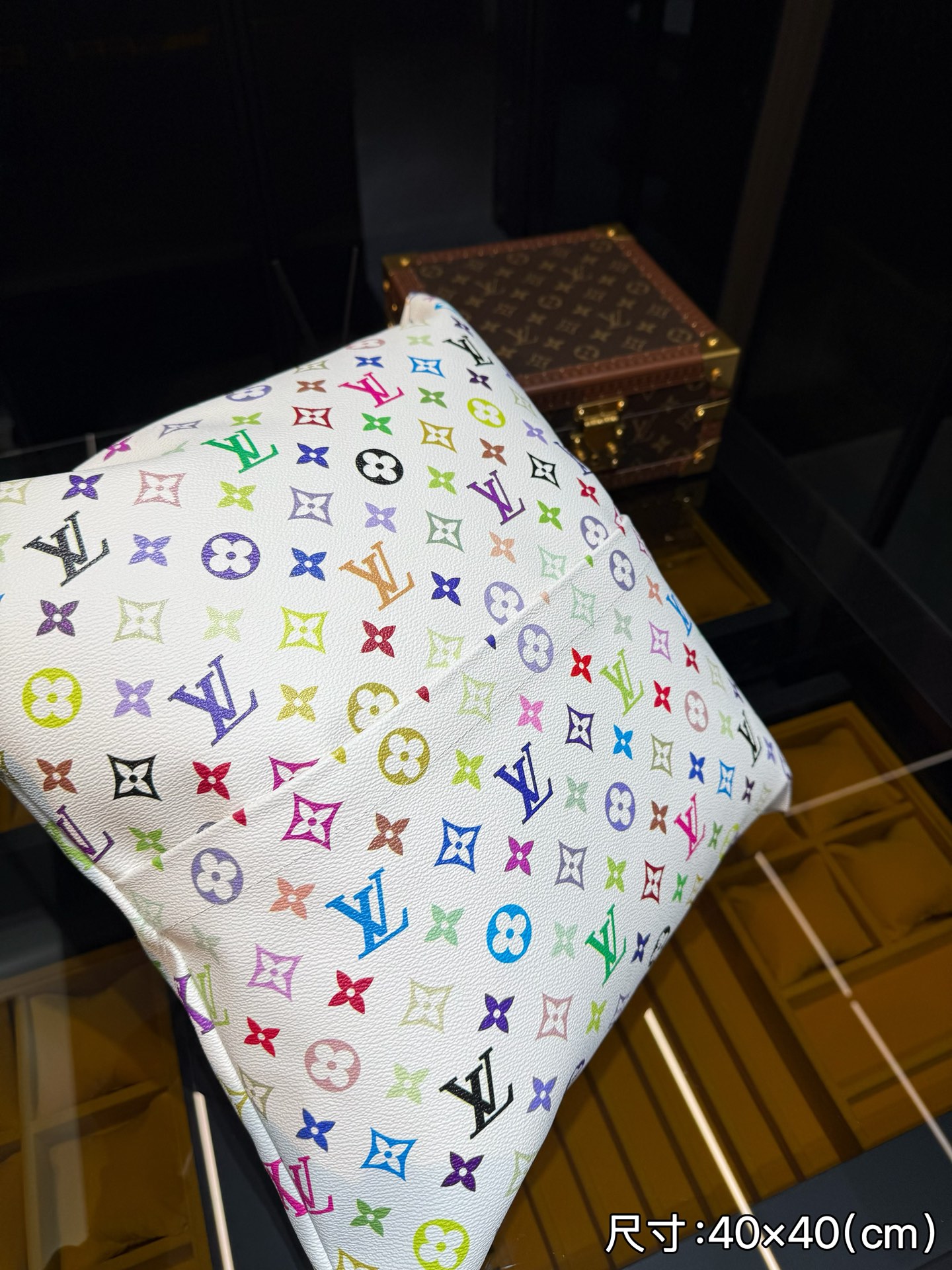 LV限量版抱枕,经典黑花面料,超级实用 可做沙发靠枕,办公室靠枕 床头靠背 汽车护腰,外衬老花拆包皮料,内填充物:防火PP棉(聚酯纤维 8