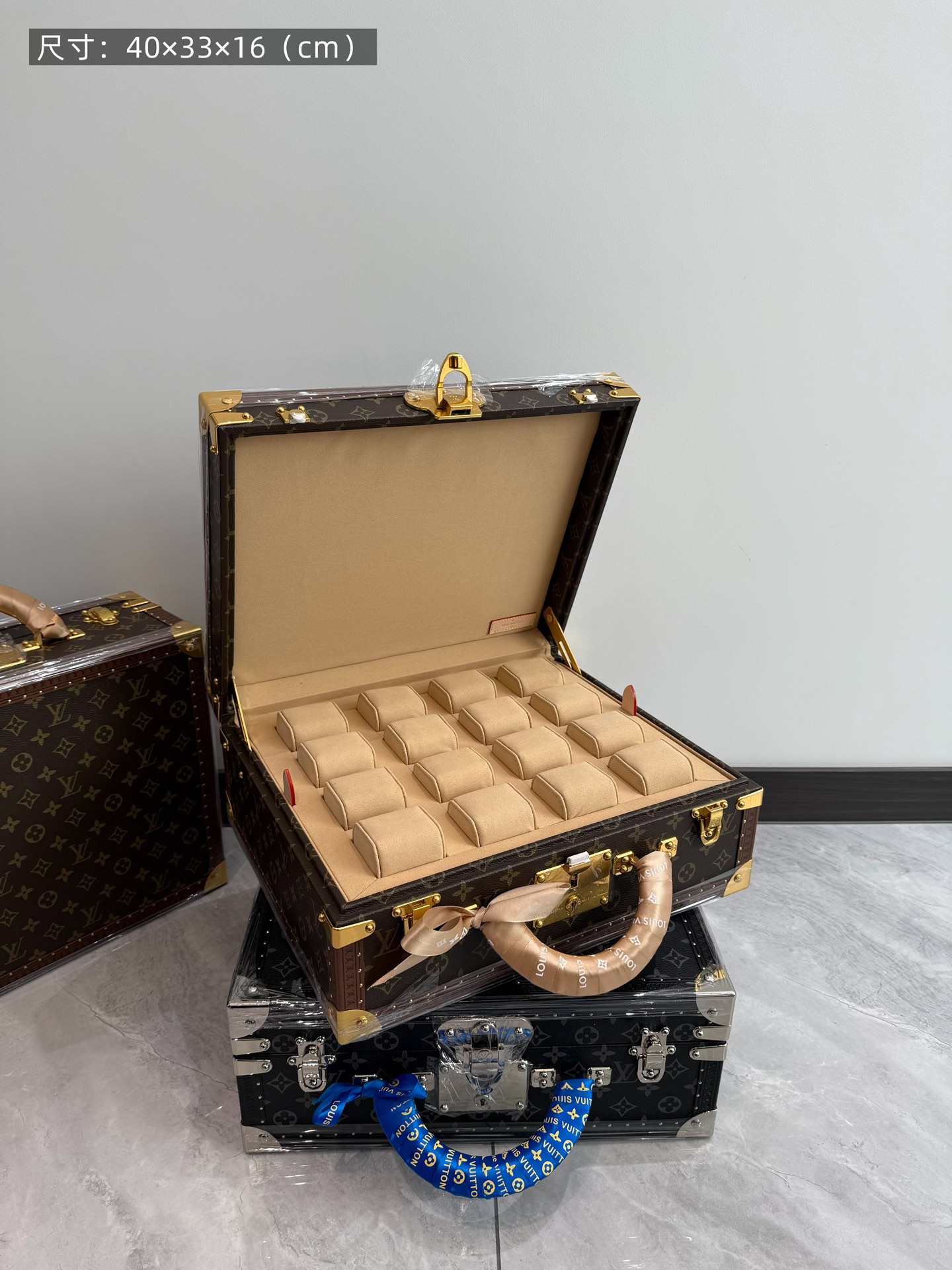 NO:270085,18-pack watch box This 18-pack watch box is made of classic Monogram canvas. It is equipped with a detachable secret to hide valuables. -40*33*16cmV (length*width*height -inner, 18 small bags, 18 hand watches -middle space. It can store valuables -push and open automatic bounce lock -lining with velvet -gold and silver metal/hardware V -extreme workmanship, every detail is just right - pure handmade, each small nail is clear and in place, LOUIS VUITTON hard box looks like a treasure box that travels through history. Its sturdiness is the symbol of Louis Vuitton's traditional exquisite craftsmanship Gift box packaging,,louis vuitton,louis vuitton1986090918只装手表盒 这款18表装表盒以经典 Monogram 帆布制成.配有一个可拆卸密用于隐藏贵重物品. -40*33*16cmV（长*宽*高 -内配,18个小囊包,装18只手腕表 -中间隔成.可存放贵重物品 -推开自动弹跳锁 -内衬配天鹅绒 -金银色金属/五金V -做工极致,每一个细节恰到好处 -纯手工制作,每处小钉 Long 清晰到位, LOUIS VUITTON 硬箱像是穿越历史的宝盒 其坚固程度是路易威登传统精湛工艺的标志 礼盒包装,,louis vuitton,louis vuitton,luggage