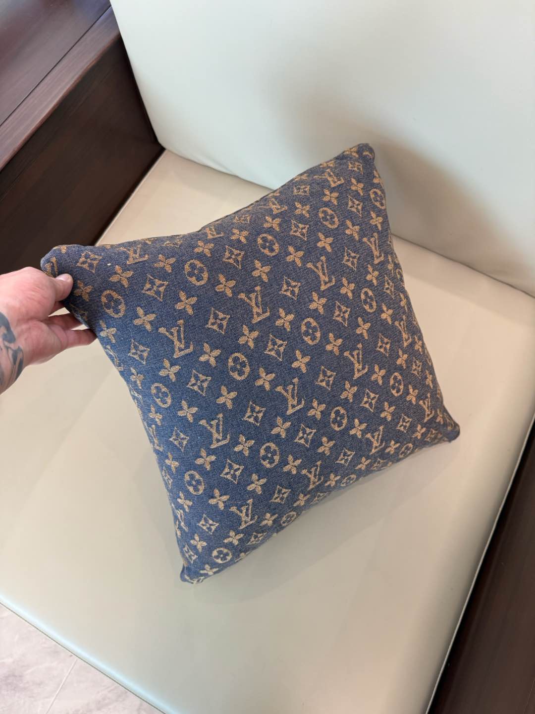驴家经典提花抱枕 2