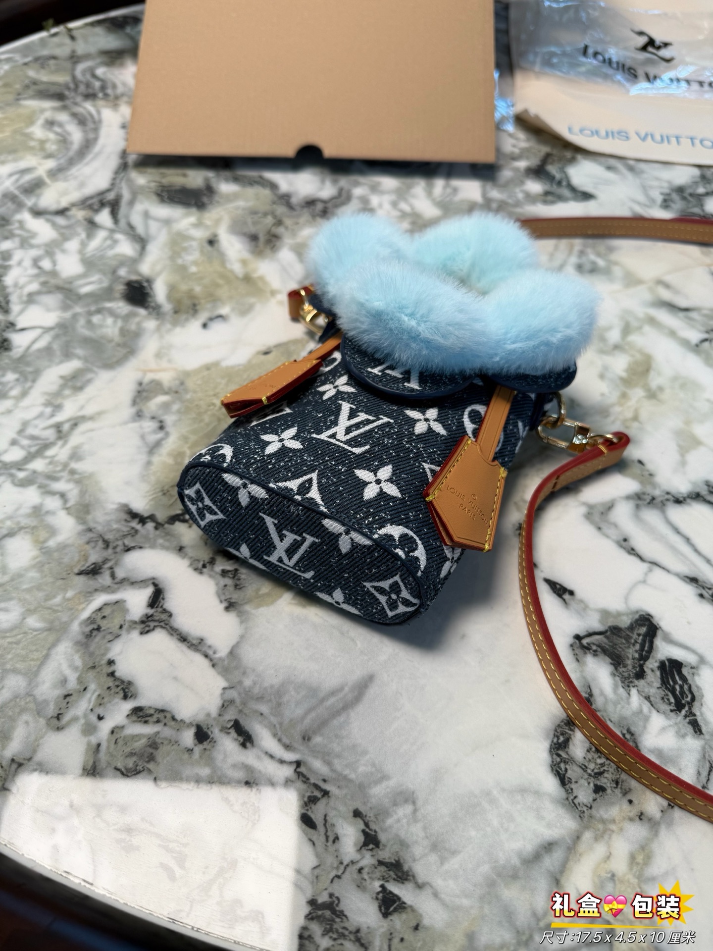 顶级原厂【VIVIENNE 手机包 】 （太阳花） 

Vivienne 手机包出自 Snow Show 系列，以标志性 Monogram 帆布和瞩目羊毛皮饰边成就收藏之选。微纤维内衬可防止手机刮擦，为节日季提供馈赠佳礼。
🉑容纳promax手机📱可调节肩带@
尺寸：17.5 x 4.5 x 10 厘米 
礼盒🎁包装