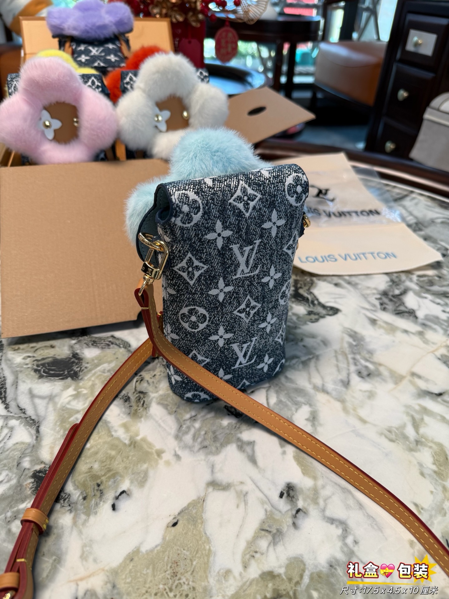 顶级原厂【VIVIENNE 手机包 】 （太阳花） 

Vivienne 手机包出自 Snow Show 系列，以标志性 Monogram 帆布和瞩目羊毛皮饰边成就收藏之选。微纤维内衬可防止手机刮擦，为节日季提供馈赠佳礼。
🉑容纳promax手机📱可调节肩带@
尺寸：17.5 x 4.5 x 10 厘米 
礼盒🎁包装