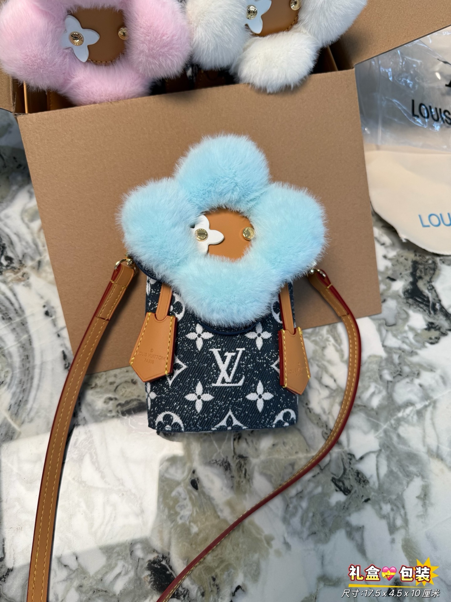 顶级原厂【VIVIENNE 手机包 】 （太阳花） 

Vivienne 手机包出自 Snow Show 系列，以标志性 Monogram 帆布和瞩目羊毛皮饰边成就收藏之选。微纤维内衬可防止手机刮擦，为节日季提供馈赠佳礼。
🉑容纳promax手机📱可调节肩带@
尺寸：17.5 x 4.5 x 10 厘米 
礼盒🎁包装