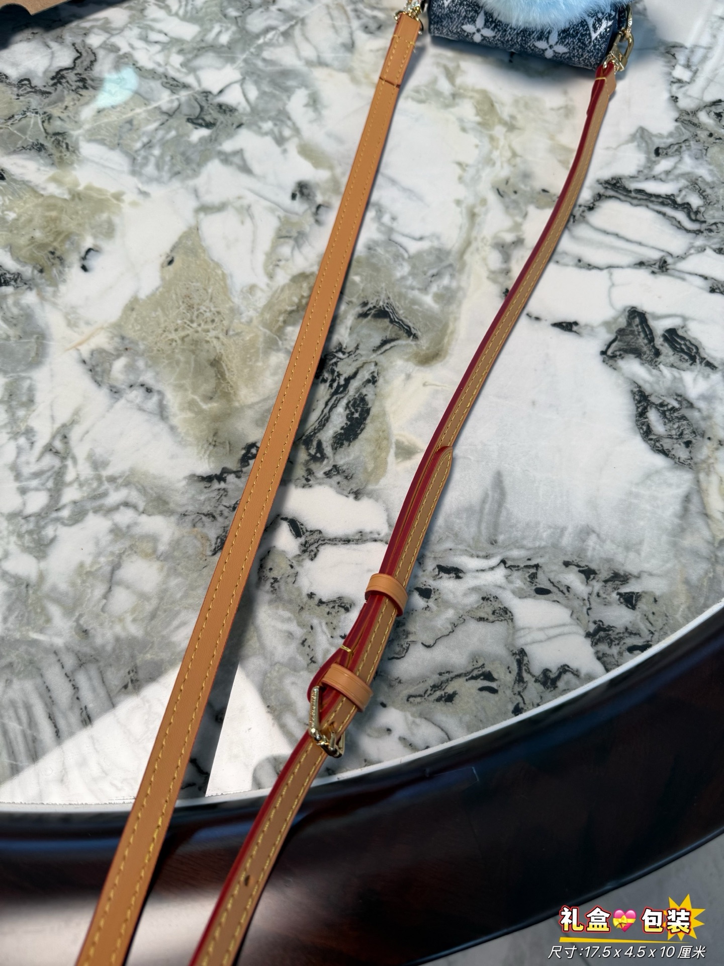 顶级原厂【VIVIENNE 手机包 】 （太阳花） 

Vivienne 手机包出自 Snow Show 系列，以标志性 Monogram 帆布和瞩目羊毛皮饰边成就收藏之选。微纤维内衬可防止手机刮擦，为节日季提供馈赠佳礼。
🉑容纳promax手机📱可调节肩带@
尺寸：17.5 x 4.5 x 10 厘米 
礼盒🎁包装