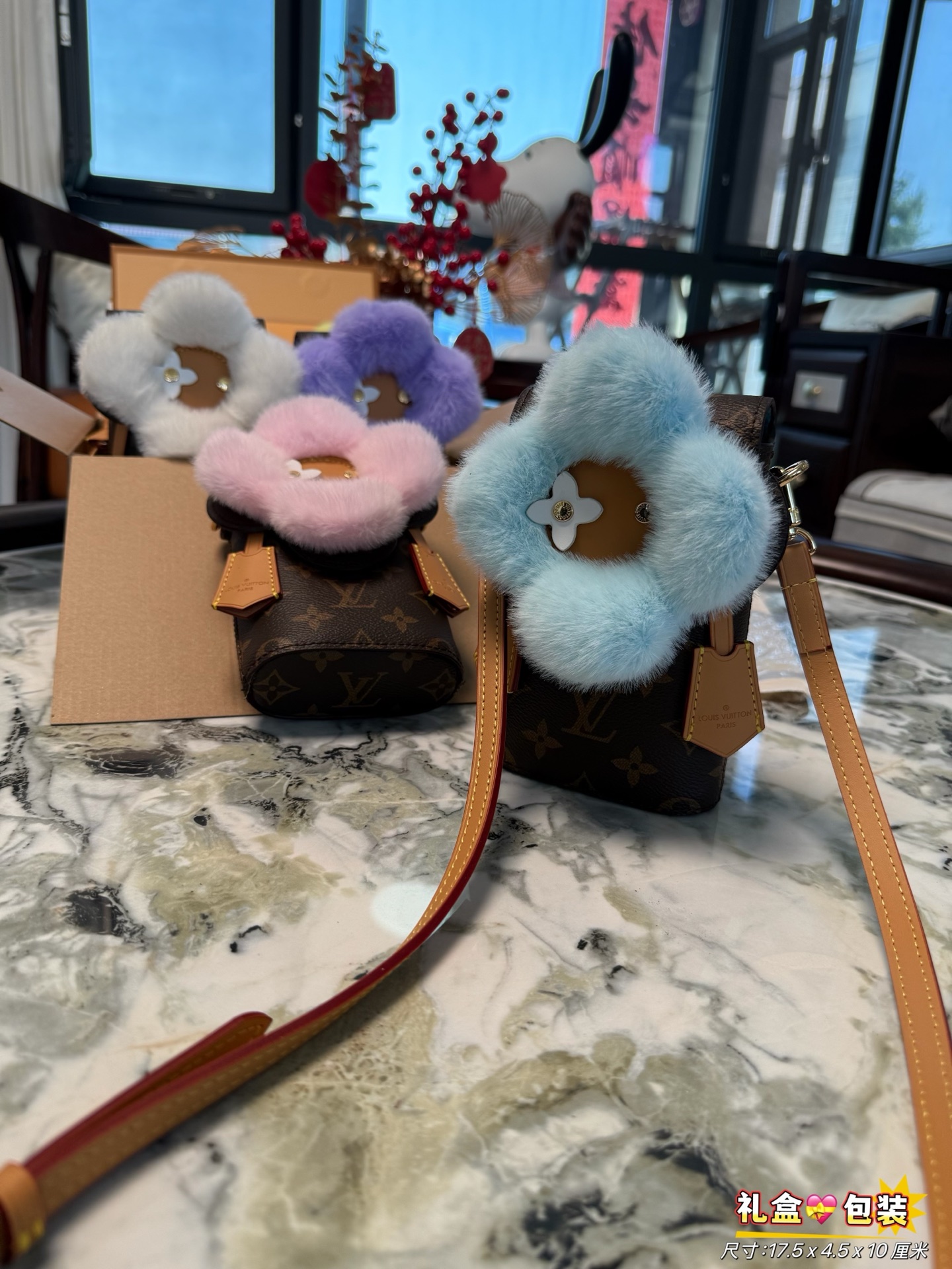 顶级原厂【VIVIENNE 手机包 】 （太阳花） 

Vivienne 手机包出自 Snow Show 系列，以标志性 Monogram 帆布和瞩目羊毛皮饰边成就收藏之选。微纤维内衬可防止手机刮擦，为节日季提供馈赠佳礼。
🉑容纳promax手机📱可调节肩带@
尺寸：17.5 x 4.5 x 10 厘米 
礼盒🎁包装