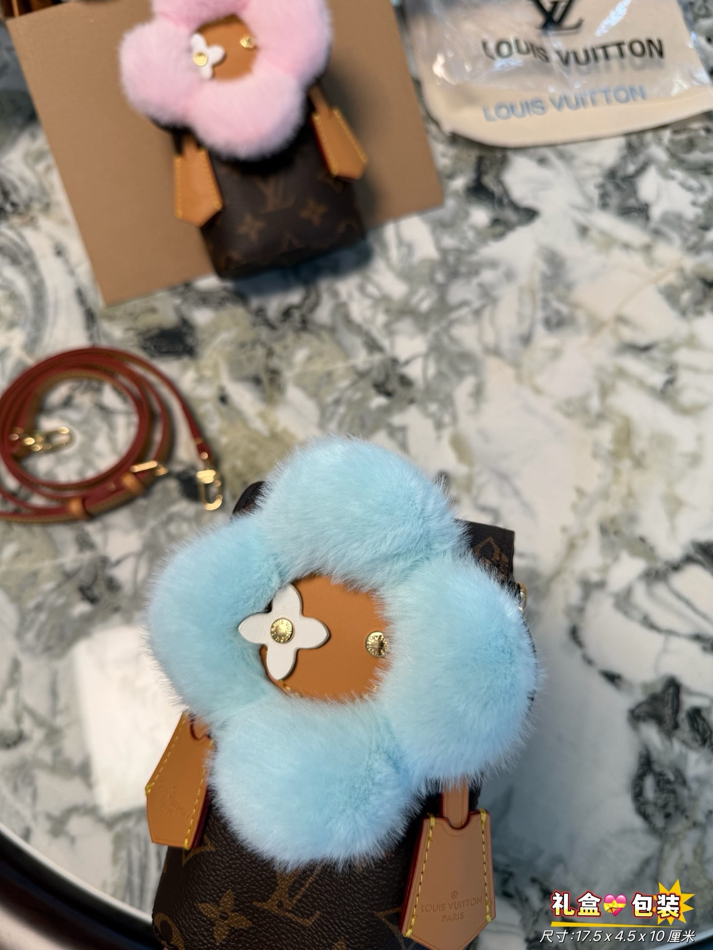 顶级原厂【VIVIENNE 手机包 】 （太阳花） 

Vivienne 手机包出自 Snow Show 系列，以标志性 Monogram 帆布和瞩目羊毛皮饰边成就收藏之选。微纤维内衬可防止手机刮擦，为节日季提供馈赠佳礼。
🉑容纳promax手机📱可调节肩带@
尺寸：17.5 x 4.5 x 10 厘米 
礼盒🎁包装