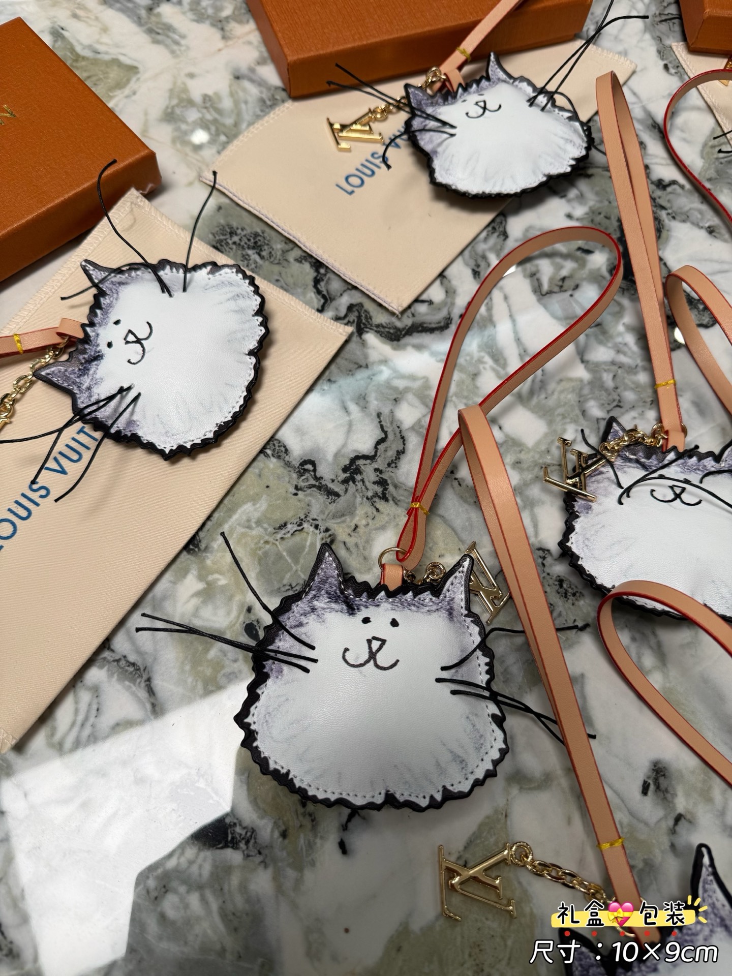 NO:617195,Lv big face cat pendant size 10×9 gift box packaging, louis vuitton19860909Lv大脸猫 挂饰 尺寸 10×9 礼盒包装,,louis vuitton,accessory