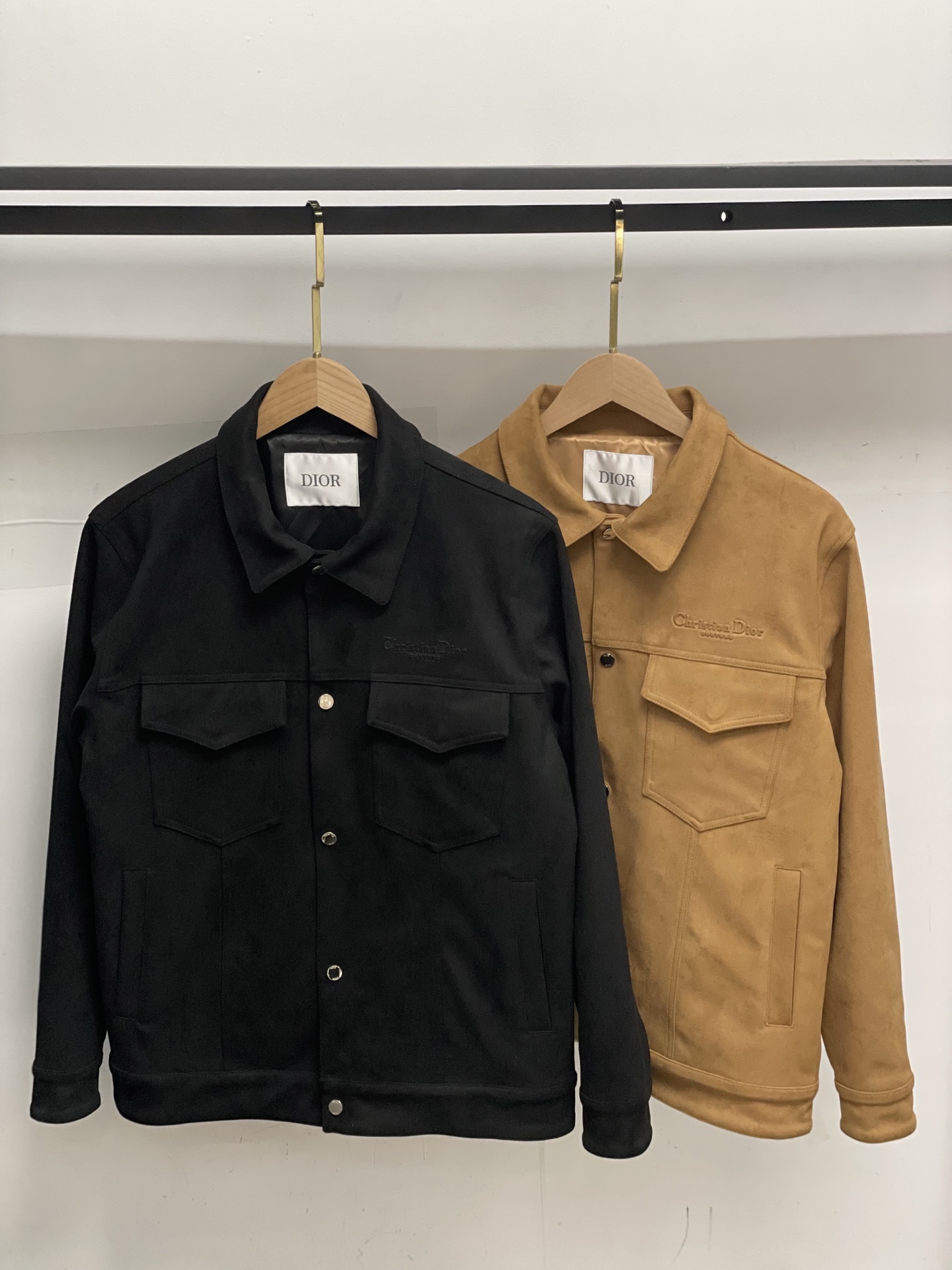 NO:123831,The latest 25SS CD letter embossed suede jacket, a high-end urban lapel jacket for men. The channel of private nature is coming again, platinum-grade tasting things. The CD family hot elements are portrayed, smooth and delicate suede fabric, a wonderful item with an outstanding temperament!  A god-level item that makes all tops look eclipsed!  When I encounter such an excellent product, I am willing to call it the strongest!  The style of this shirt jacket is very distinctive and unique, with lettering webbing details, engraved metal snap buckles, and the lining is designed with dark-patterned jacquard letter patterns, highlighting the fashionable atmosphere, emphasizing the classic soul texture, highlighting the beauty of luxury and fashion. This style really has a natural high street beauty, meeting all your outfit needs, allowing you to look down at the whole world with trends!  The smooth and delicate suede fabric is crisp and comfortable, with soft texture, and the simple lines are easy to wear with a decent and elegant texture. The suede texture has a retro feel and a strong autumn and winter atmosphere. The rich but not ostentatious easily shows the affinity and high-end sense of clothing. Heavy texture, exquisite details, loose and stylish, full of silhouette and layering. The style is excellent, the upper body effect is unparalleled, and it is destined to be an excellent styling item that goes out, with a great return rate. Size M-2XL color khaki, black size M bust 106 shoulder width 46 sleeve length 60 clothes length 69 L bust 112 shoulder width 48 sleeve length 62 clothes length 71 XL bust 116 shoulder width 49 sleeve length 63 clothes length 72 2XL bust 120 shoulder width 50  Sleeve length 64, Clothes length 73, Size recommended, M sizes within 135 catties, L sizes within 135-155 catties, XL sizes within 155-170 catties, XL sizes within 170-195 catties, 2XL sizes within 170-195 kg, ,dior, jackets & coats, jackets & coats, chamois leather, alexander wang1986090925SS最新款CD字母压纹图案麂皮绒夹克,男士高端都市风尚翻领外套.私密性质的渠道货再次来临,白金级品鉴心水之物.CD家族热元素刻画,顺滑细腻的麂皮绒面料,一款气质绝伦的妙曼单品！让所有上衣都黯然失色的神级单品！ 遇到一款如此的绝佳产物,我愿意称之其为最强！此款衬衣夹克的风格十分之鲜明独特,字母织带细节,刻字金属按扣开合,内衬采用暗纹提花字母图案设计,彰显时髦气息,着重强调经典的灵魂质感,凸显奢华时尚之美.此款真的有着浑然天成的高街美感,满足你的一切穿搭所需,让你用潮流俯视整个世界！ 顺滑细腻的麂皮绒面料,挺括舒适,质地柔软,简洁的线条廓形容易穿出得体优雅的质感,麂皮绒质地具有复古感和浓浓秋冬气息的颜色,浓郁却不张扬的轻松就展现出了服装的亲和力和高级感.重磅质感,细节精致感十足,宽松有范,廓形、层次感十足.版型绝佳,上身效果无与伦比,注定属于出街的优秀造型单品,回头率爆表.尺码M-2XL 颜色卡其色,黑色 M码 胸围106 肩宽46 袖长60 衣长69 L码 胸围112 肩宽48 袖长62 衣长71 XL码胸围116 肩宽49 袖长63 衣长72 2XL码 胸围120 肩宽50 袖长64 衣长73 尺码推荐 135斤以内穿M码,135-155斤穿L码,155-170斤穿XL码,170-195斤穿2XL码,,dior,jackets & coats,jackets & coats,chamois leather,alexander wang,Men's clothing