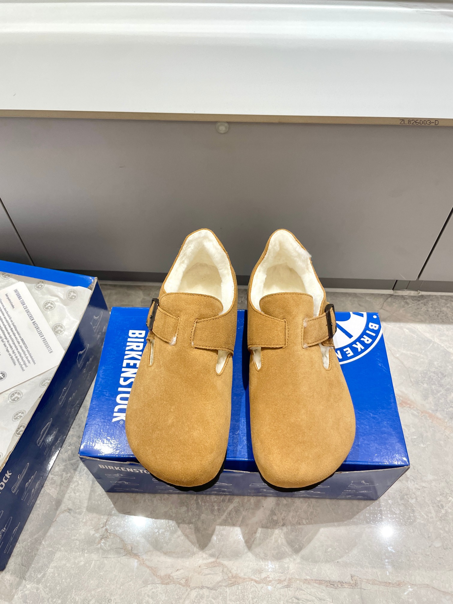 NO:576952,Birkenstock Birkenstock all-inclusive wool series. If you are tired of wearing ugg this winter, then you must get a pair of Birkenstock wool shoes. The thickness of the wool is just right and not too bloated... It is a must-have for lazy people and it is also very convenient to wear. You can wear it yourself or give it as a gift!  Madam, it’s so nice to wear!  The upper is suede, the foot pads, and the lining are all genuine sheepskin. The texture is very good. The buttons on the upper are also adjustable. It can be worn by any foot type. Wear-resistant velvet foam outsole. The sole is characterized by excellent resilience, good shock resistance and cushioning. Number of yards 35-39 (custom-made in 40 units, non-refundable). Half-slip loafers, birkenstock, loafers, sheepskin, chamois leather19860909Birkenstock 勃肯全包羊毛系列 这个冬天如果穿腻了 ugg 那么必须来一双勃肯毛毛鞋 毛的厚度刚刚好不会很臃肿…… 懒人必备穿起来也很方便哦, 你们自己穿或者送人都是很可以的！太太太好穿了！鞋面麂皮的,垫脚,内里都是真羊皮,质感太好,鞋面的扣子也是可调节的,任何脚型都可以穿 耐磨绒发泡大底 鞋底的特点就是回弹性特别好,具有良好的防震、缓冲性 码数35-39（40定做不退换）,乐福鞋半拖,birkenstock,loafers,sheepskin,chamois leather,Women's Shoes