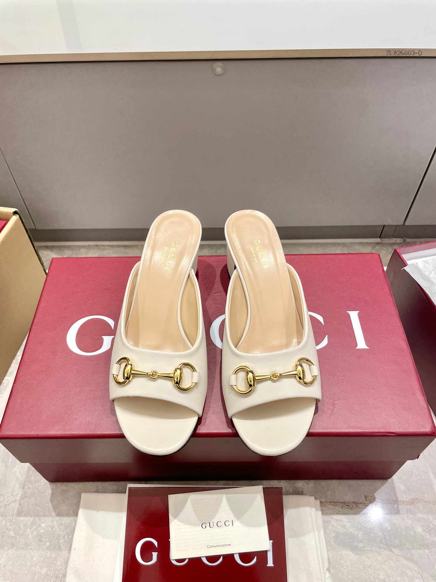 NO:261063,25s spring and summer new Gucci horse buckle new sandals open-toed slippers Details are ingeniously embellished on this sandals, injecting brand identity charm into the entire design. The classic horse buckle is vividly presented on this shoe with a bright look, highlighting the origin of the brand design. This sandal is crafted ingeniously integrated into the ankle buckle fixing, making the entire design more eye-catching. Upper lambskin inner sheepskin inner heel height 5cm thick heel sole genuine leather sole size 35-39 (40, 41, 42 custom-made non-return and exchange), slippers, gucci, sandals, slippers, sheepskin1986090925s春夏新款Gucci马衔扣新款 凉鞋 露趾拖鞋 细节匠心点缀于这款凉鞋之上,为整个设计注入品牌标识魅力.经典马衔扣在这款鞋履之上以亮眼之姿生动呈现,彰显品牌设计本源.这款凉鞋匠心打造,巧妙融入踝部搭扣固定,令整个设计更加亮眼 鞋面小羊皮 内里羊皮内里 跟高5cm粗跟 鞋底真皮鞋底 码数35-39（40,41,42定制不退换）,拖鞋,gucci,sandals,slippers,sheepskin,Women's Shoes