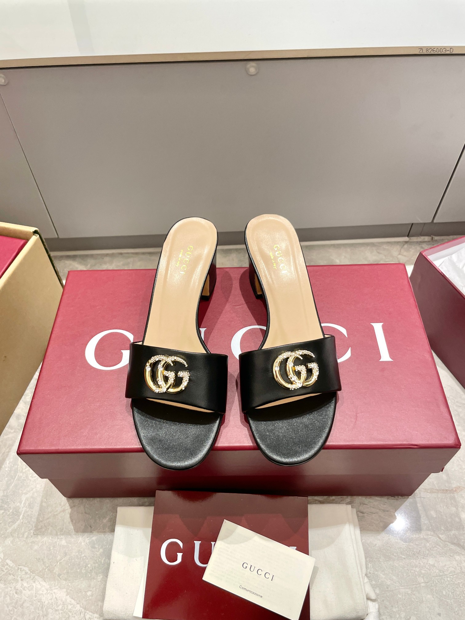 NO:261065,25s Spring and Summer New Gucci Diamond Double G-buckle Mid-heel Slippers Open-toed Slippers This open-toed sandals are made of leather, cleverly using design elements such as square round toe and thick heel to interpret the fashionable retro style. The details of the classic double G-buckles are reminiscent of the brand's fashion atmosphere. Upper lambskin/metal leather inner lambskin inner heel height 5cm thick heel sole genuine leather sole size 35-39 (40, 41, 42 custom-made, non-return and exchange) with the latest Encore wine red high-end packaging, slippers, gucci, slippers, sheepskin1986090925s春夏新款Gucci镶钻双G扣中跟拖鞋 露趾拖鞋 这款露趾凉拖鞋采用皮革制作,巧妙运用方形圆头和粗跟等设计元素演绎时尚复古风范.典藏的双G镶钻扣细节令人联想起品牌的时尚气息浓郁 鞋面小羊皮/金属皮 内里羊皮内里 跟高5cm粗跟 鞋底真皮鞋底 码数35-39（40,41,42定制不退换） 配最新安可拉酒红高档包装,拖鞋,gucci,slippers,sheepskin,Women's Shoes