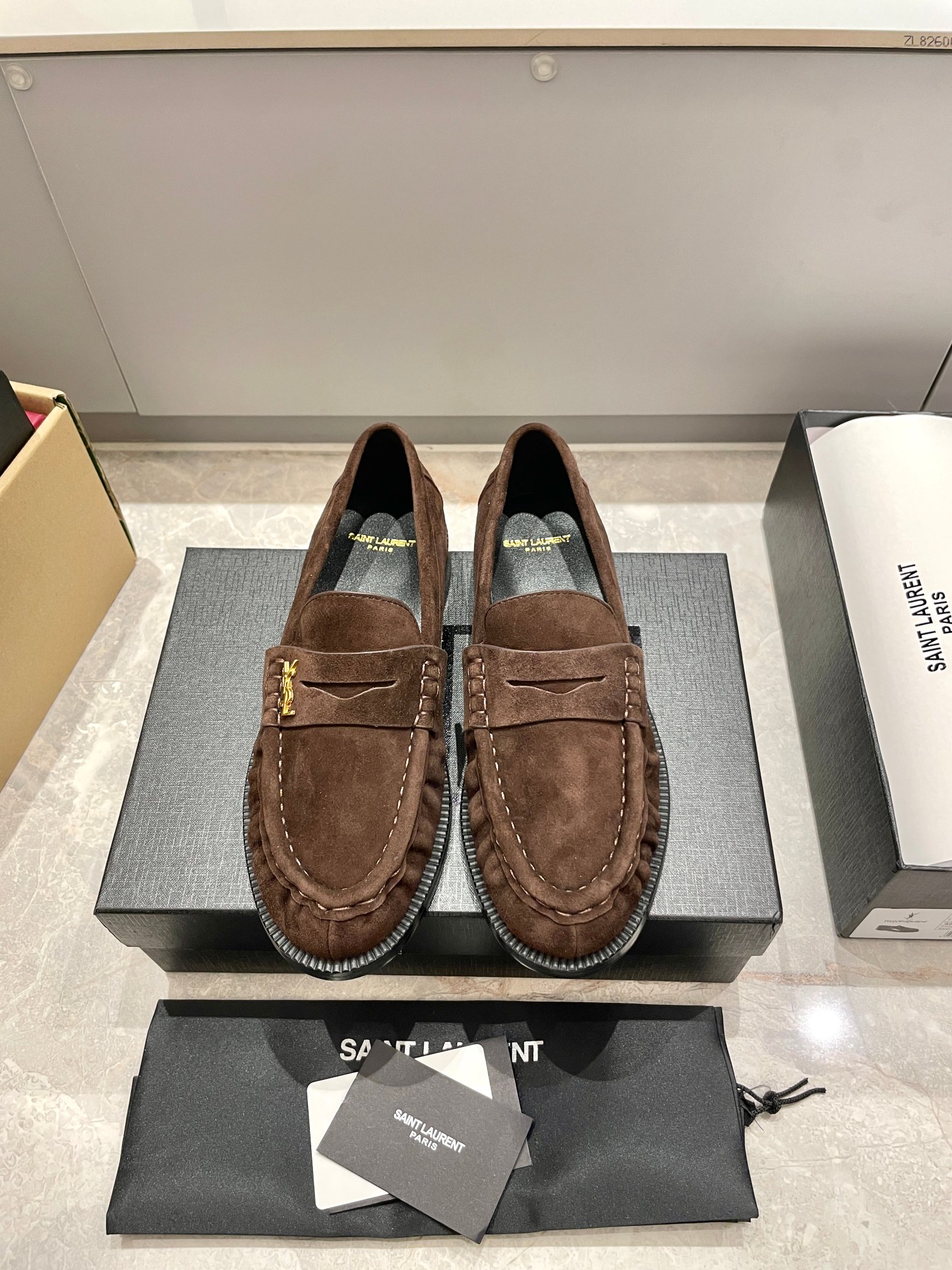 NO:261037,Saint Laurent classic loafer leather shoes, a super super popular model. This hardware buckle on each page of our house must be customized 1:1 with a mold opening!  The size and texture are exactly the same as the original version. The upper material is made of imported open-edged calfskin. The inner leather sheepskin is, and the tiptoe is comfortable and soft tiptoe sheepskin. The sole is customized with the original 1:1 leather sole, which is perfect and the foot effect is very comfortable. The foot feels great. And no matter you match it with jeans, small suits, and skirts, you can match it with natural, authentic full packaging, Italian leather soles. Size35-40, fisherman's shoes, saint laurent, saint laurent, loafers, espadrilles, skirts, jeans, cowhide, sheepskin, Leather soles19860909Saint Laurent圣罗兰经典乐福小皮鞋、超级超级无敌火爆的一个款这款我们家每个版面的五金扣都要开模1:1定制！大小质感与原版完全一致鞋面材质采用进口开边珠小牛皮制作而成,内里真皮羊皮,踮脚为舒服柔软的踮脚羊皮,鞋底为原版1:1定制真皮大底、简直完美到爆、而且上脚效果非常舒服,脚感很棒,而且无论你搭配牛仔裤,小西服,裙子,都能搭配自然、正品全套包装、意大利真皮大底 Size35-40,渔夫鞋,saint laurent,saint laurent,loafers,espadrilles,skirts,jeans,cowhide,sheepskin,Leather soles,Women's Shoes