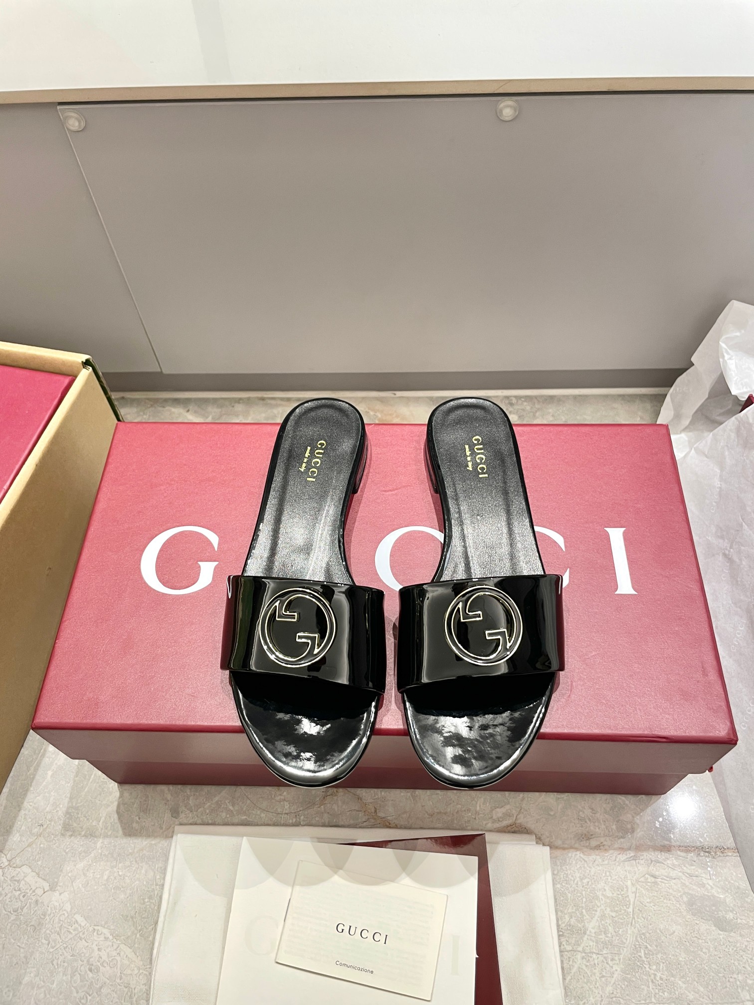 NO:261066,25s Spring and Summer New Gucci Diamond Double G-buckle Mid-heel Slippers Open-toed Slippers This open-toed sandals are made of leather, cleverly using design elements such as square round toe and thick heel to interpret the fashionable retro style. The details of the classic double G-buckles are reminiscent of the brand's fashionable atmosphere. Upper lambskin/metal leather inner sheepskin inner heel height 1.0cm sole genuine leather sole size 35-39 (40, 41, 42 custom-made, non-return and exchange) with the latest Encore wine red high-end packaging, slippers, gucci, slippers, sheepskin1986090925s春夏新款Gucci镶钻双G扣中跟拖鞋 露趾拖鞋 这款露趾凉拖鞋采用皮革制作,巧妙运用方形圆头和粗跟等设计元素演绎时尚复古风范.典藏的双G镶钻扣细节令人联想起品牌的时尚气息浓郁 鞋面小羊皮/金属皮 内里羊皮内里 跟高1.0cm 鞋底真皮鞋底 码数35-39（40,41,42定制不退换） 配最新安可拉酒红高档包装,拖鞋,gucci,slippers,sheepskin,Women's Shoes