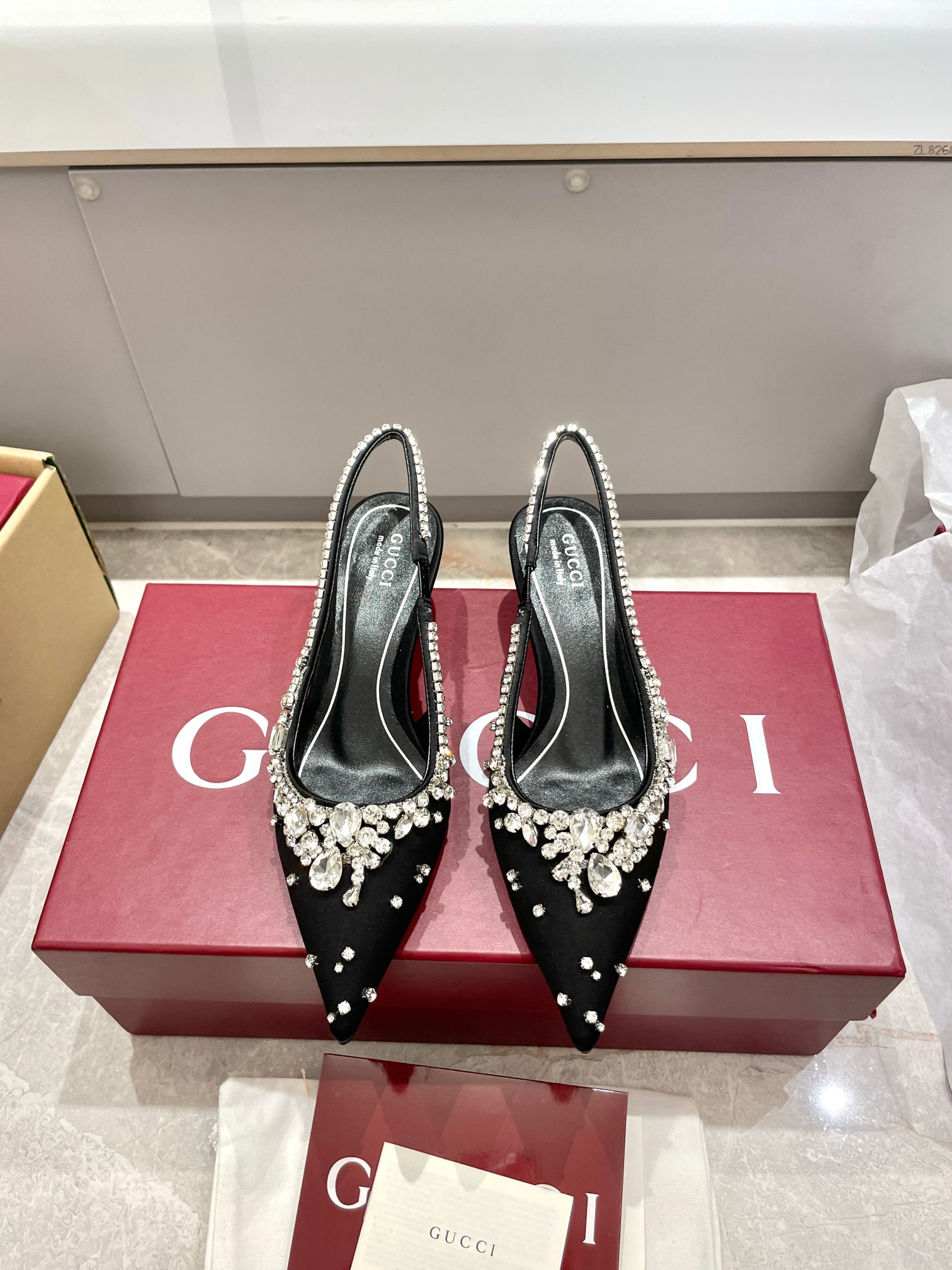 NO:224784,Bulk Gucci 2025 Spring and Summer New Products Crystal Light Mouth Shoes Hand-sewn Diamond New Luxury Crystal Diamond Chain High Heels Charming Pointed toe Vacuum Cluster Satin High-quality Textured Stift Heels Mule Shoes Original Original Single Quality! Every detail has been carefully crafted and can be compared with ZG, with the same quality!  Original custom imported silk satin inner lining / foot pad high-end custom sheepskin lining heel height 10.5cm heels, large sole Italian color genuine leather bottom size 35-42. (40 41 custom made, no return and exchange) Full set of high-end original packaging!  Women's shoe series draws creative inspiration from the collection designs of the 1990s and early 21st century, carefully crafted with silk satin, with dazzling crystal details on the upper embellishment. The pointed toe design is unique, adding elegant and exquisite beauty to the overall gallery shape. Women's style ● Italian creation Encore red full set of high-end original packaging, sandals, gucci, sandals, high heels, sheepskin, real silk, silk fabric19860909批 Gucci 2025春夏季新品 水晶浅口鞋手工缝钻新款奢华水晶钻链高跟鞋魅力尖头后空真丛绸缎高级质感细高跟慕勒鞋原汁原味原单品质!每个细节皆经过精心细致打造,可与ZG对比一,无二品质！ 面料原版定制进口真丝绸缎 内里／垫脚高端定制羊皮里 跟高10.5cm跟 大底意大利彩色真皮底 尺码35-42.（40 41 定做,不退换） 全套原板高端包装！ 女士鞋履系列从20世纪90年代和21世纪初的典藏设计中汲取创作灵感,采用丝缎精心制作,鞋面缀饰闪耀夺目的水晶细节,尖头设计别具匠心,为整体廊形增添优雅精致美感 女款 ●意大利创作 安可拉红色全套高档原包装,凉鞋,gucci,sandals,high heels,sheepskin,real silk,silk fabric,Women's Shoes