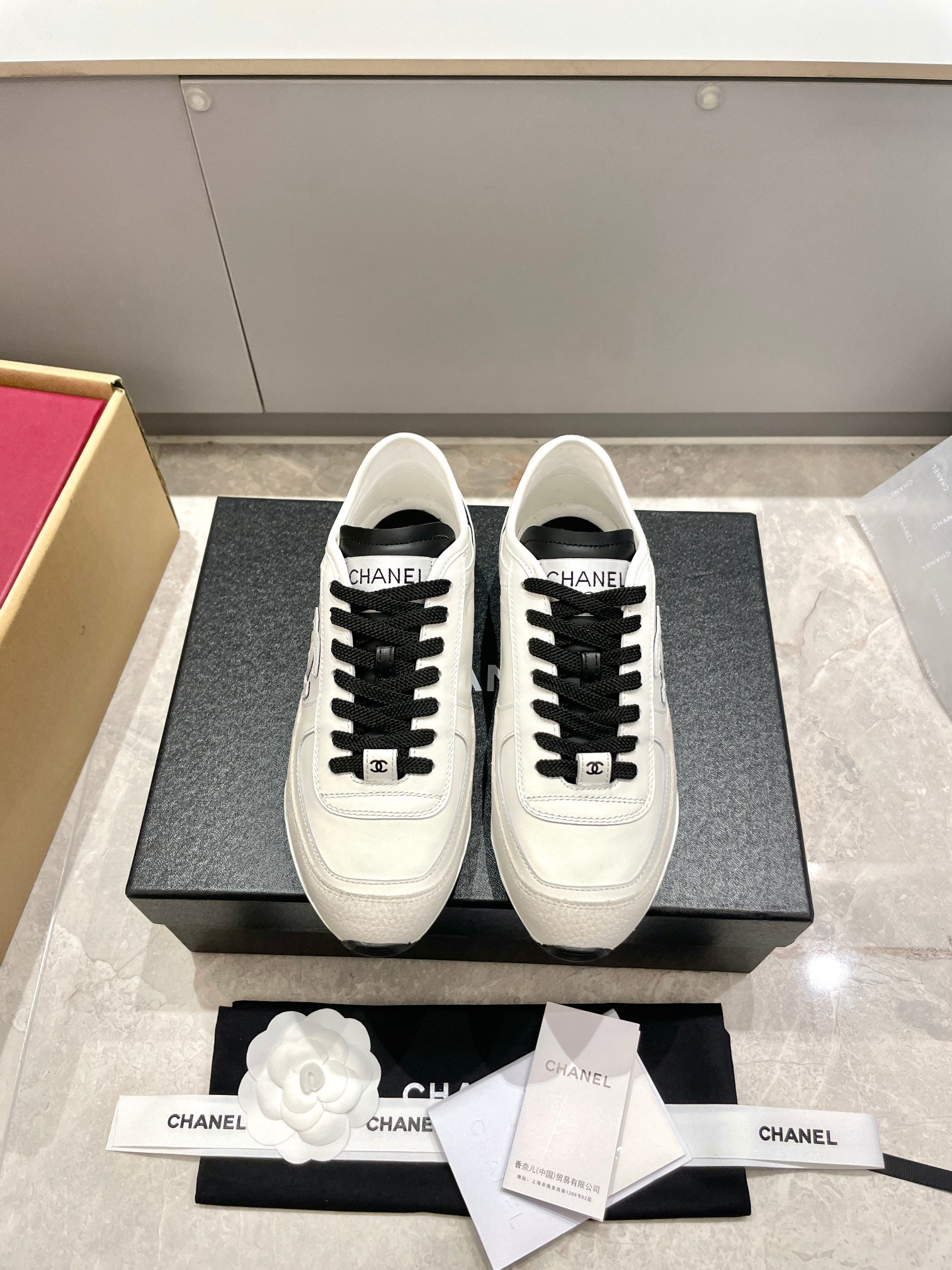 NO:231390,Chanel 25P panda shoes, sneakers, Xiaoxiang C home, 25P early spring new German training shoes, baseball shoes, I've really become popular recently. I was amazed as soon as I got on my feet. The comfort is simply amazing. Very delicate. Beauty and comfort coexist. It's also very versatile. It's easy to walk 10,000 or 20,000 steps without pressure when wearing it. The foot feels light and breathable. Classic black and white color scheme is really the god of spring and summer outfits. No matter what clothes you match in every day, you can get beautiful. Customized upper original full-grain cowhide cow matte inner sheepskin sole molded outsole size 35-41 41 Customized non-return and exchange, casual shoes/sports shoes, chanel, chanel, sneakers, cowhide, sheepskin19860909出 Chanel 25P熊猫鞋 运动鞋 小香C家 25P早春新款德训鞋 棒球鞋 最近真的火出圈啦 一上脚就被惊艳到了 舒适度简直绝了 非常秀气 美貌与舒适并存 还特别百搭 穿上轻松暴走一两万步没压力 脚感轻盈且透气 经典的黑白配色 真的是春夏穿搭的神 日常不管搭配什么衣服都不会出错 随意混搭也能美美的 鞋面定制原版全粒面牛皮牛磨砂 内里羊皮 鞋底开模成型大底 码数35-41 41定制不退换,休闲鞋/运动鞋,chanel,chanel,sneakers,cowhide,sheepskin,Women's Shoes