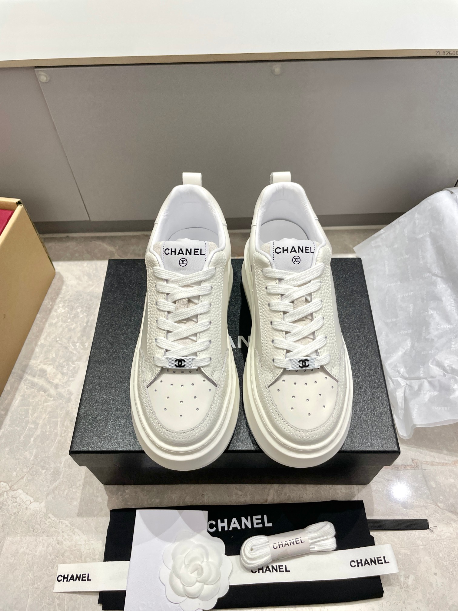 NO:231393,CHANEL24K Panda color-blocking casual shoes, same style as internet celebrities, the latest show series on the counter, one to one original arrangement and matching this versatile board shoes, it looks ordinary, it is really easy to match after being put on, it is cool, the heel is a three-dimensional logo, full of details, this casual shoe is very light, it is super comfortable to put on, the comfort is not to be said, it is straightforward, the inner foot is imported sheepskin, the original private model and sole Size34-40 (40 custom made without return or exchange), casual shoes/sports shoes, chanel, sneakers, sheepskin19860909出 CHANEL24K熊猫拼色休闲鞋 网红明星同款 专柜最新走秀主打系列上 一比一原版排列搭配 这款百搭的板鞋 看似平平无奇 上脚后属实好搭 酷毙了 后跟拼起来是立体的logo 细节满满 这款休闲鞋很轻便 上脚超舒服的 舒适度没得说 直接满分 内里垫脚进口羊皮里 大底原私模大底  Size34-40（40定做不退换）,休闲鞋/运动鞋,chanel,sneakers,sheepskin,Women's Shoes