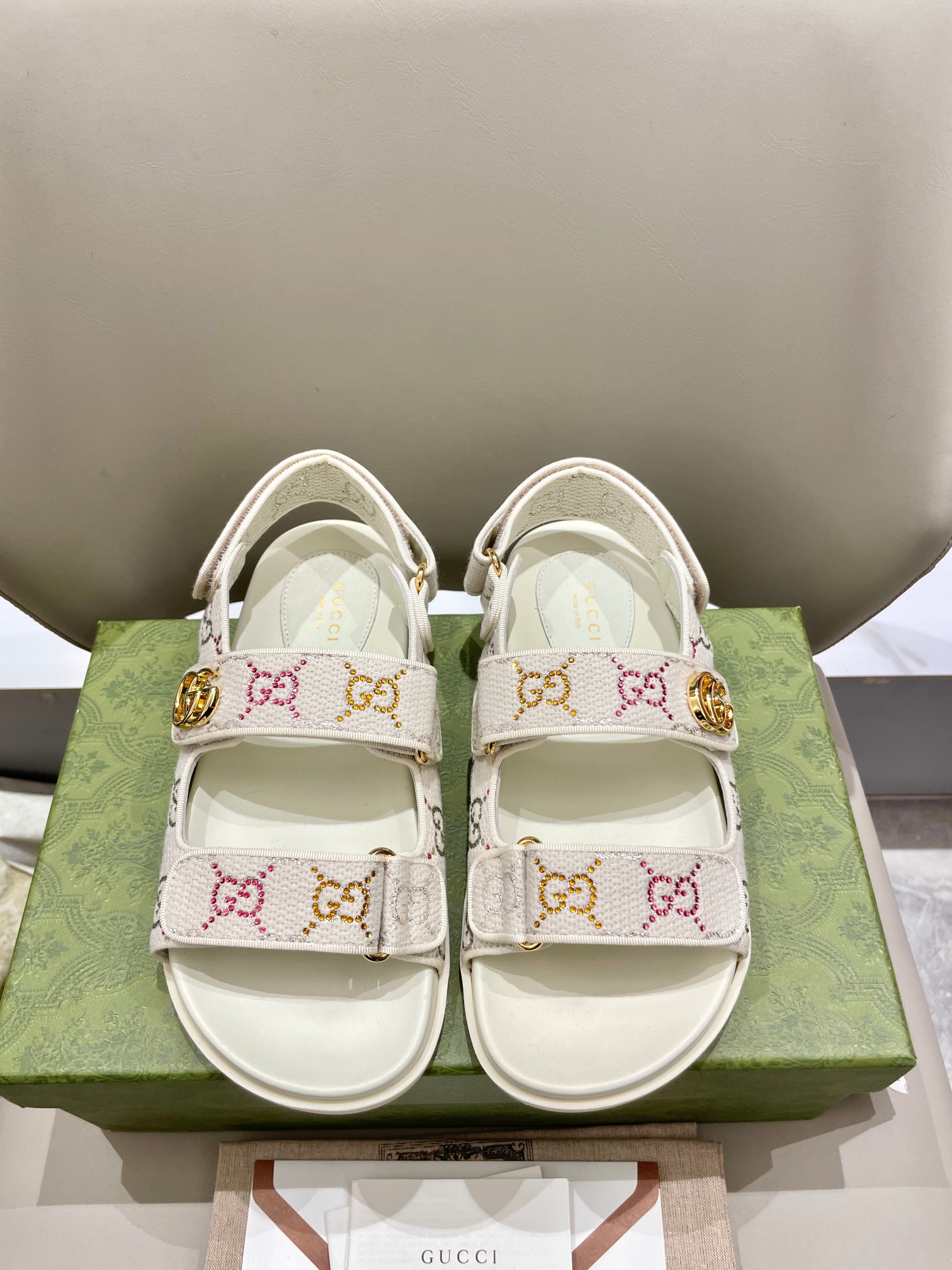 NO:224769,Buy Gucci 24 new beach sandals together looking forward to summer together, indulging in the appearance of Gucci denim jeans. This flat sandals are made of magic tape design, modern and full of sporty atmosphere, bringing all-weather comfort. This accessory is made of black and gray GG denim ingenious circles, and the upper is decorated with elegant double G-shaped accessories, showing a unique style. TPU pair of outsole 35-40, slippers sandals, gucci, sandals, slippers19860909批 Gucci 24新款沙滩凉鞋一起期待夏天 沉溺在Gucci丹宁牛仔的颜值里.这款平底凉鞋采用魔术粘带设计,现代感十足且充满运动气息,带来全天候舒适感受.这款配饰以黑色和灰色GG牛仔布匠心环造,鞋面绑带缀饰雅致的双G造型配件,尽显别样风采 TPU对版大底 35-40,拖鞋凉鞋,gucci,sandals,slippers,Women's Shoes