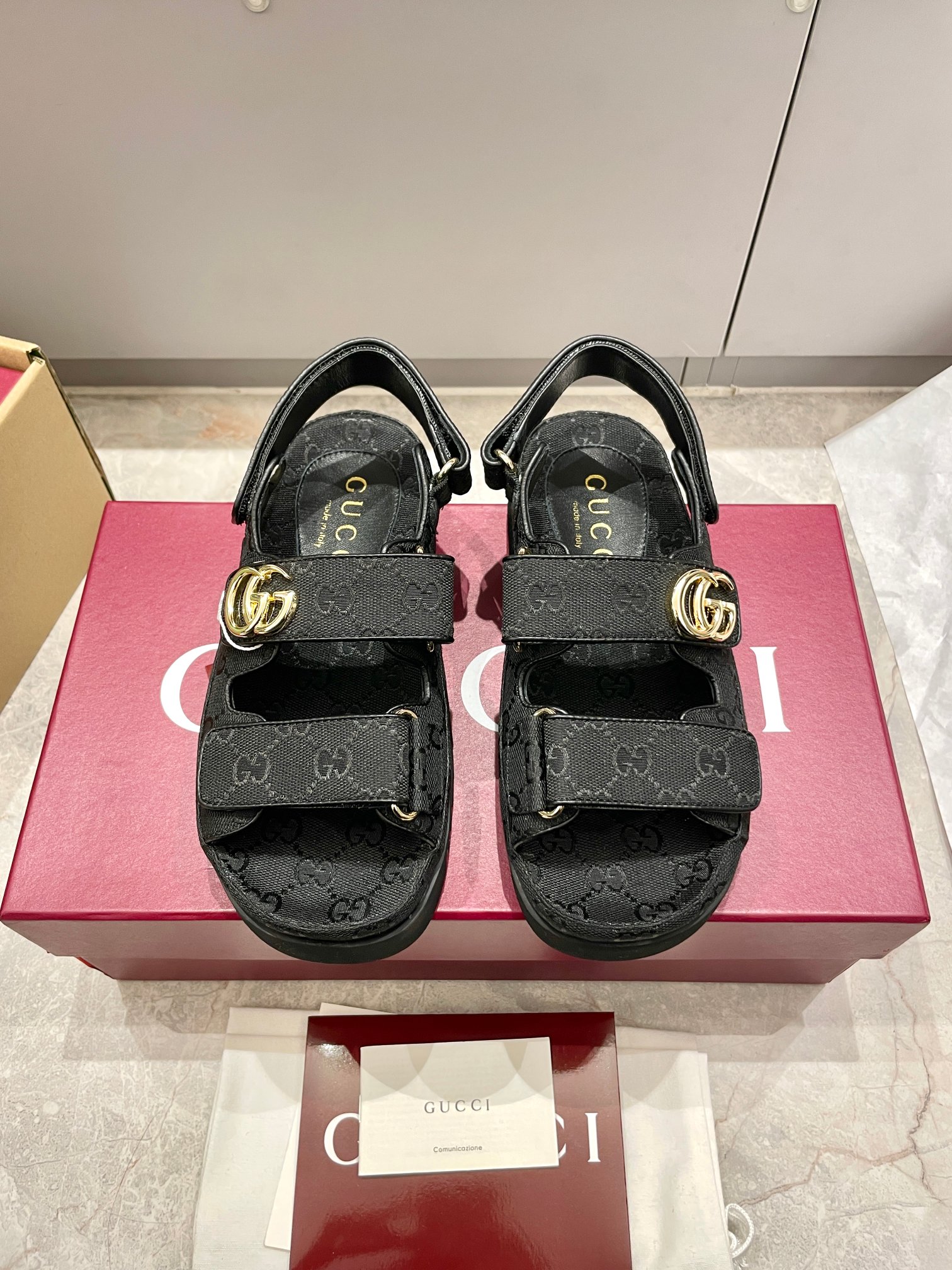 NO:224775,Bulk Gucci 25 new thick-soled beach sandals This sandal embellishes the beloved double G-shaped accessories, injecting a low-key brand identity charm into the entire design, complementing the versatility of the magic tape. Fabric GG canvas Gold hardware accessories Inner sheepskin Wear-resistant velvet foamed outsole size35-39 (customized for 40), slippers sandals, gucci, sandals, slippers, sheepskin19860909批 Gucci 25新款厚底沙滩凉鞋 这款凉鞋缀饰备受喜爱的双G造型配件,为整个设计注入一抹低调的品牌标识魅力,与魔术粘带的多功能性相得益彰. 面料GG帆布 金色五金配件 内里羊皮里 耐磨绒发泡大底 size35-39（40定做）,拖鞋凉鞋,gucci,sandals,slippers,sheepskin,Women's Shoes