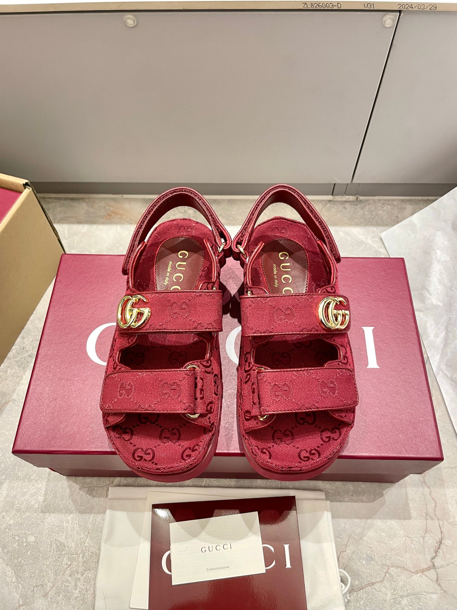 NO:224778,Bulk Gucci 25 new thick-soled beach sandals This sandal embellishes the beloved double G-shaped accessories, injecting a low-key brand identity charm into the entire design, complementing the versatility of the magic tape. Fabric GG canvas Gold hardware accessories Inner sheepskin Wear-resistant velvet foamed outsole size35-39 (customized for 40), slippers sandals, gucci, sandals, slippers, sheepskin19860909批 Gucci 25新款厚底沙滩凉鞋 这款凉鞋缀饰备受喜爱的双G造型配件,为整个设计注入一抹低调的品牌标识魅力,与魔术粘带的多功能性相得益彰. 面料GG帆布 金色五金配件 内里羊皮里 耐磨绒发泡大底 size35-39（40定做）,拖鞋凉鞋,gucci,sandals,slippers,sheepskin,Women's Shoes