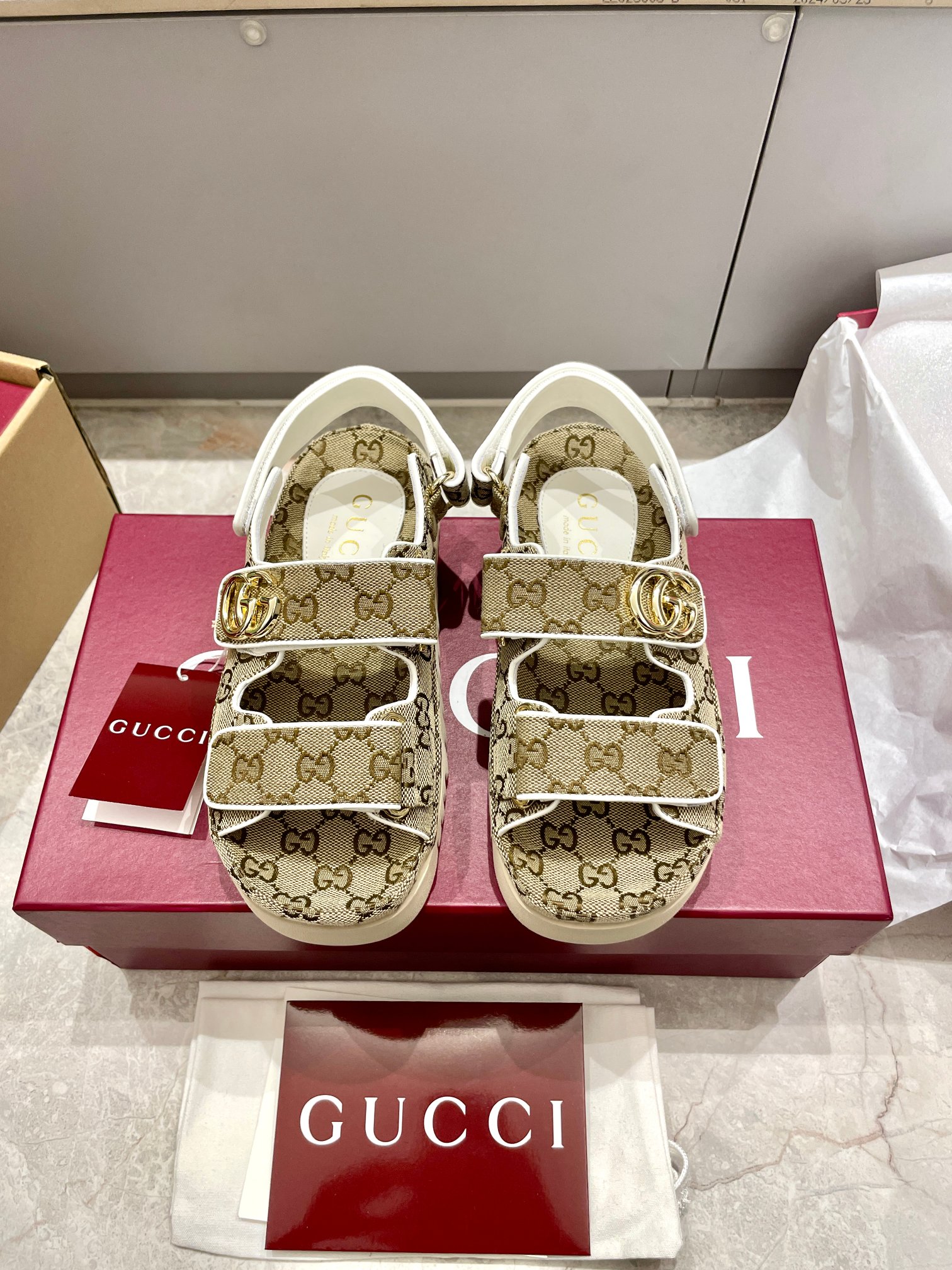 NO:224780,Bulk Gucci 25 new thick-soled beach sandals This sandal embellishes the beloved double G-shaped accessories, injecting a low-key brand identity charm into the entire design, complementing the versatility of the magic tape. Fabric GG canvas Gold hardware accessories Inner sheepskin Wear-resistant velvet foamed outsole size35-39 (customized for 40), slippers sandals, gucci, sandals, slippers, sheepskin19860909批 Gucci 25新款厚底沙滩凉鞋 这款凉鞋缀饰备受喜爱的双G造型配件,为整个设计注入一抹低调的品牌标识魅力,与魔术粘带的多功能性相得益彰. 面料GG帆布 金色五金配件 内里羊皮里 耐磨绒发泡大底 size35-39（40定做）,拖鞋凉鞋,gucci,sandals,slippers,sheepskin,Women's Shoes