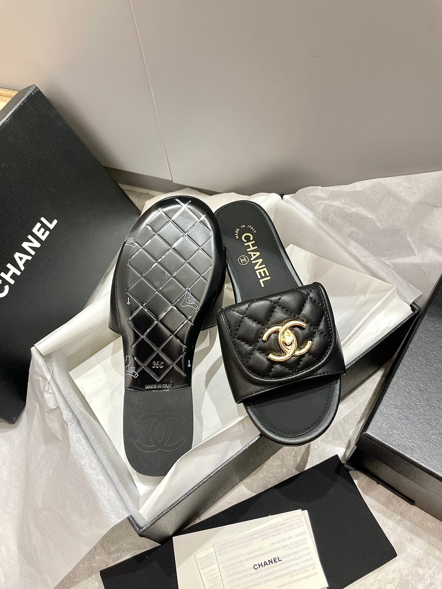 NO:231382,Chanel Xiaoxiang Spring and summer vacation Sheepskin Lazy People's Blending A brand new design by Xiaoxiang. The upper is purely hand-woven with double C hardware decoration. Simple and versatile feet are super beautiful. It is super beautiful no matter how you look at it. The upper uses imported sheepskin. Inner footbed sheepskin. The sole is correct. The sole is diamond-shaped Italian leather outsole. Size#35-41 (40 41. Custom made without return). Slippers, chanel, slippers, sheepskin, Leather soles19860909出 Chanel 小香 春夏新品度假 羊皮 懒人拖 小香的一款全新设计 鞋面毛线纯手工编织搭配双C五金装饰 简约百搭上脚超级美的 怎么看都超美 鞋面采用进口羊皮 内里垫脚羊皮 大底正确菱格纹意大利真皮大底 Size#35-41（40 41 订做不退换）,拖鞋,chanel,slippers,sheepskin,Leather soles,Women's Shoes