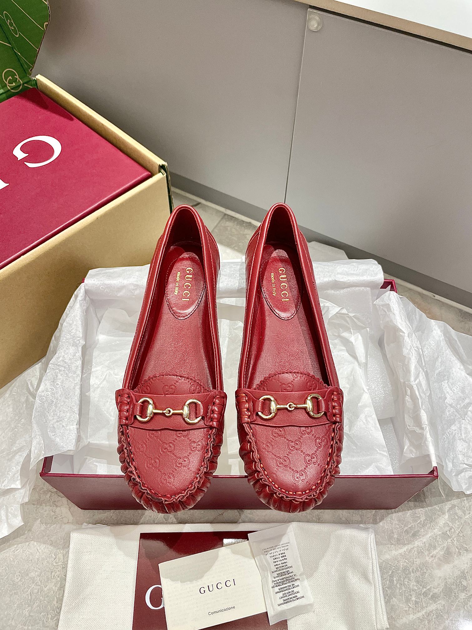 NO:231378,The Gucci horse-bit flat ballet shoes are designed with high-quality mini G G suede material, cleverly blending the brand's classic heritage with modern exquisite charm. The classic horse-bit details are presented ingeniously, adding elegant style to the fashionable and versatile gallery shape. Unparalleled quality!  Original custom imported mini GG suede embossed/presby flower canvas   cowhide inner lining / footbed mixed sheepskin high heel flat sole outsole Italian genuine leather sole Size 35-41 (40 41 custom made without return), ballet shoes, gucci, cowhide, sheepskin19860909出 Gucci马衔扣平底芭蕾舞鞋这款设计以优质迷你G G绒面材质匠心打造,巧妙融合品牌经典传承与现代精致魅力.经典马衔扣细节匠心呈现,为时尚百搭的廊形增添典雅格调.无二品质！ 面料原版定制进口迷你GG绒面压纹/老花帆布 牛皮 内里／垫脚混种羊皮 跟高平底 大底意大利真皮底 尺码35-41（40 41定做不退换）,芭蕾舞鞋,gucci,cowhide,sheepskin,Women's Shoes