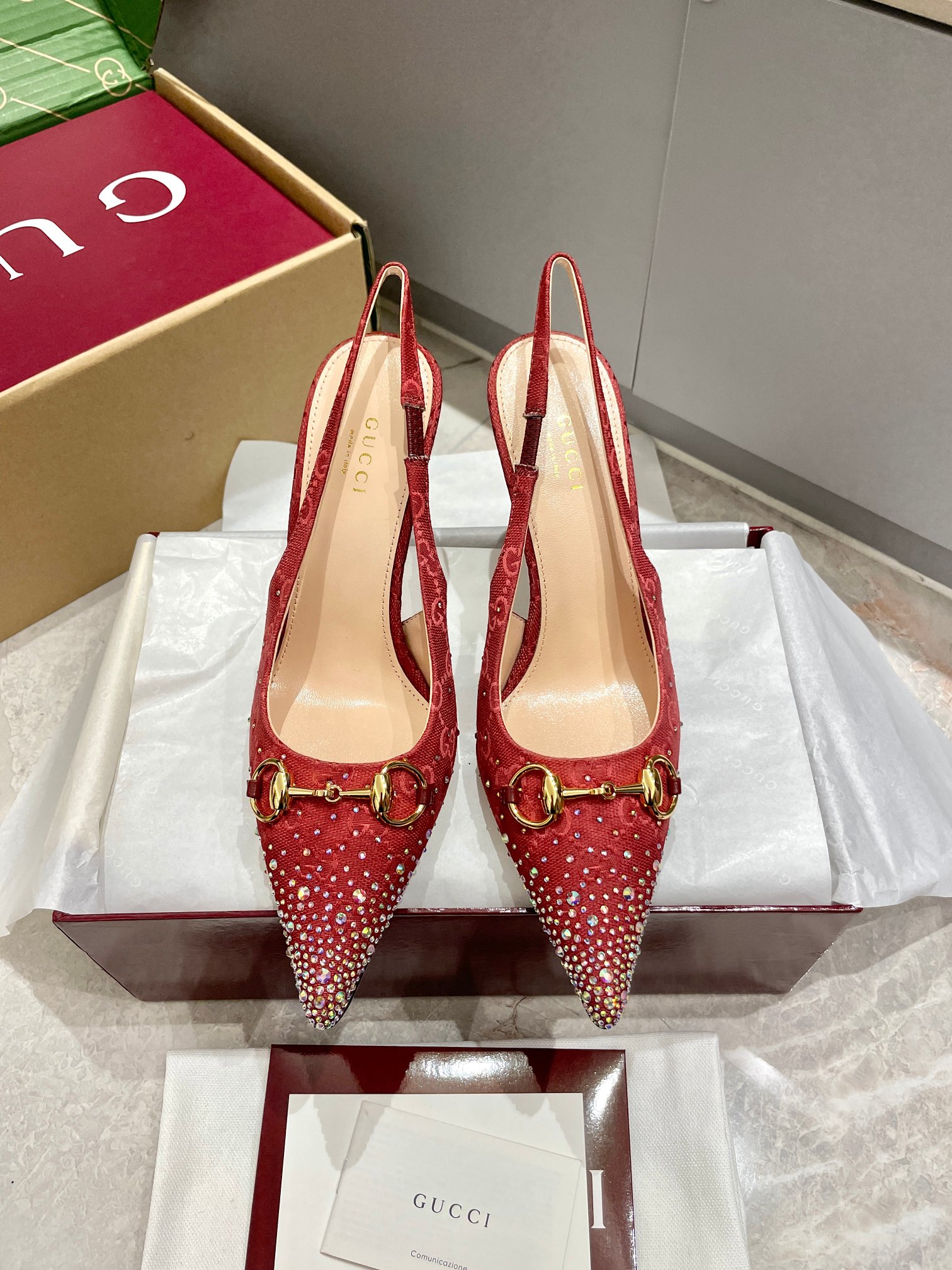 NO:224788,Buy Gucci 2025 Spring and Summer New Products Hand-drilled shallow-mouthed shoes, new luxury Malaysian buckles, diamond high heels, charming pointed toe, back empty original double G cloth high-quality stiletto heels, mule shoes, original original single quality! Every detail has been carefully crafted, and can be compared with ZG, with the same quality!  Original custom imported silk satin inner lining / foot pad high-end custom sheepskin lining heel height 1cm, 5.5cm, 8.5cm large sole Italian leather bottom size 35-42. (40 41 custom made, no return or exchange) Full set of high-end original packaging!  Women's shoe series draws creative inspiration from the collection designs of the 1990s and early 21st century, carefully crafted with silk satin, with dazzling crystal details on the upper embellishment. The pointed toe design is unique, adding elegant and exquisite beauty to the overall gallery shape. Women's style ● Italian creation Encore red full set of high-end original packaging, sandals, gucci, sandals, high heels, sheepskin, real silk, silk fabric19860909批 Gucci 2025春夏季新品 手钻浅口鞋烫钻新款奢华马衔扣烫钻高跟鞋魅力尖头后空原版双G布高级质感细高跟慕勒鞋原汁原味原单品质!每个细节皆经过精心细致打造,可与ZG对比一,无二品质！ 面料原版定制进口真丝绸缎 内里／垫脚高端定制羊皮里 跟高1cm,5.5cm,8.5cm 大底意大利真皮底 尺码35-42.（40 41 定做,不退换） 全套原板高端包装！ 女士鞋履系列从20世纪90年代和21世纪初的典藏设计中汲取创作灵感,采用丝缎精心制作,鞋面缀饰闪耀夺目的水晶细节,尖头设计别具匠心,为整体廊形增添优雅精致美感 女款 ●意大利创作 安可拉红色全套高档原包装,凉鞋,gucci,sandals,high heels,sheepskin,real silk,silk fabric,Women's Shoes