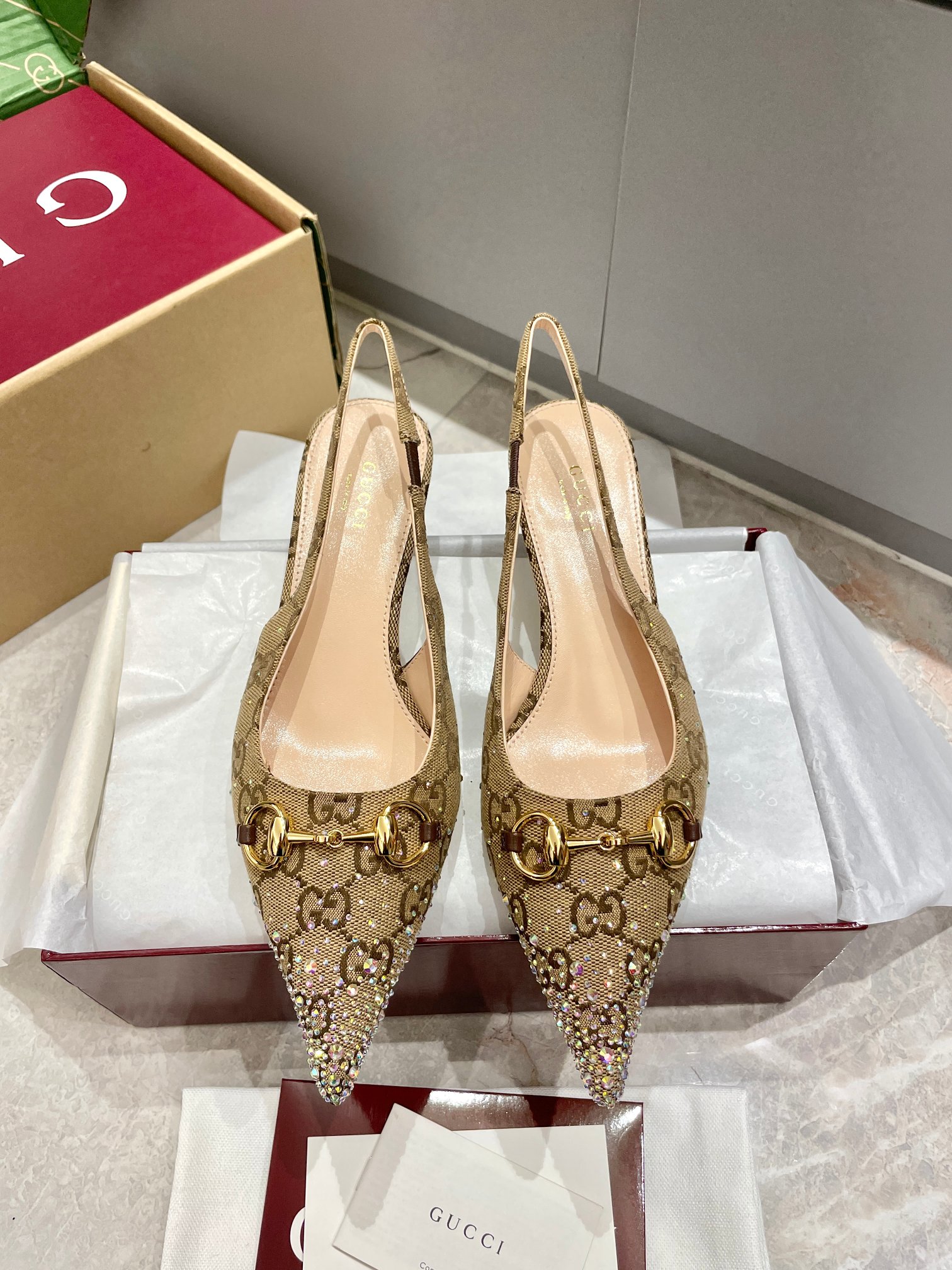 NO:224793,Buy Gucci 2025 Spring and Summer New Products Hand-drilled shallow-mouthed shoes, new luxury Malaysian buckles, diamond high heels, charming pointed toe, back empty original double G cloth high-quality stiletto heels, mule shoes, original original single quality! Every detail has been carefully crafted, and can be compared with ZG, with the same quality!  Original custom imported silk satin inner lining / foot pad high-end custom sheepskin lining heel height 1cm, 5.5cm, 8.5cm large sole Italian leather bottom size 35-42. (40 41 custom made, no return or exchange) Full set of high-end original packaging!  Women's shoe series draws creative inspiration from the collection designs of the 1990s and early 21st century, carefully crafted with silk satin, with dazzling crystal details on the upper embellishment. The pointed toe design is unique, adding elegant and exquisite beauty to the overall gallery shape. Women's style ● Italian creation Encore red full set of high-end original packaging, sandals, gucci, sandals, high heels, sheepskin, real silk, silk fabric19860909批 Gucci 2025春夏季新品 手钻浅口鞋烫钻新款奢华马衔扣烫钻高跟鞋魅力尖头后空原版双G布高级质感细高跟慕勒鞋原汁原味原单品质!每个细节皆经过精心细致打造,可与ZG对比一,无二品质！ 面料原版定制进口真丝绸缎 内里／垫脚高端定制羊皮里 跟高1cm,5.5cm,8.5cm 大底意大利真皮底 尺码35-42.（40 41 定做,不退换） 全套原板高端包装！ 女士鞋履系列从20世纪90年代和21世纪初的典藏设计中汲取创作灵感,采用丝缎精心制作,鞋面缀饰闪耀夺目的水晶细节,尖头设计别具匠心,为整体廊形增添优雅精致美感 女款 ●意大利创作 安可拉红色全套高档原包装,凉鞋,gucci,sandals,high heels,sheepskin,real silk,silk fabric,Women's Shoes
