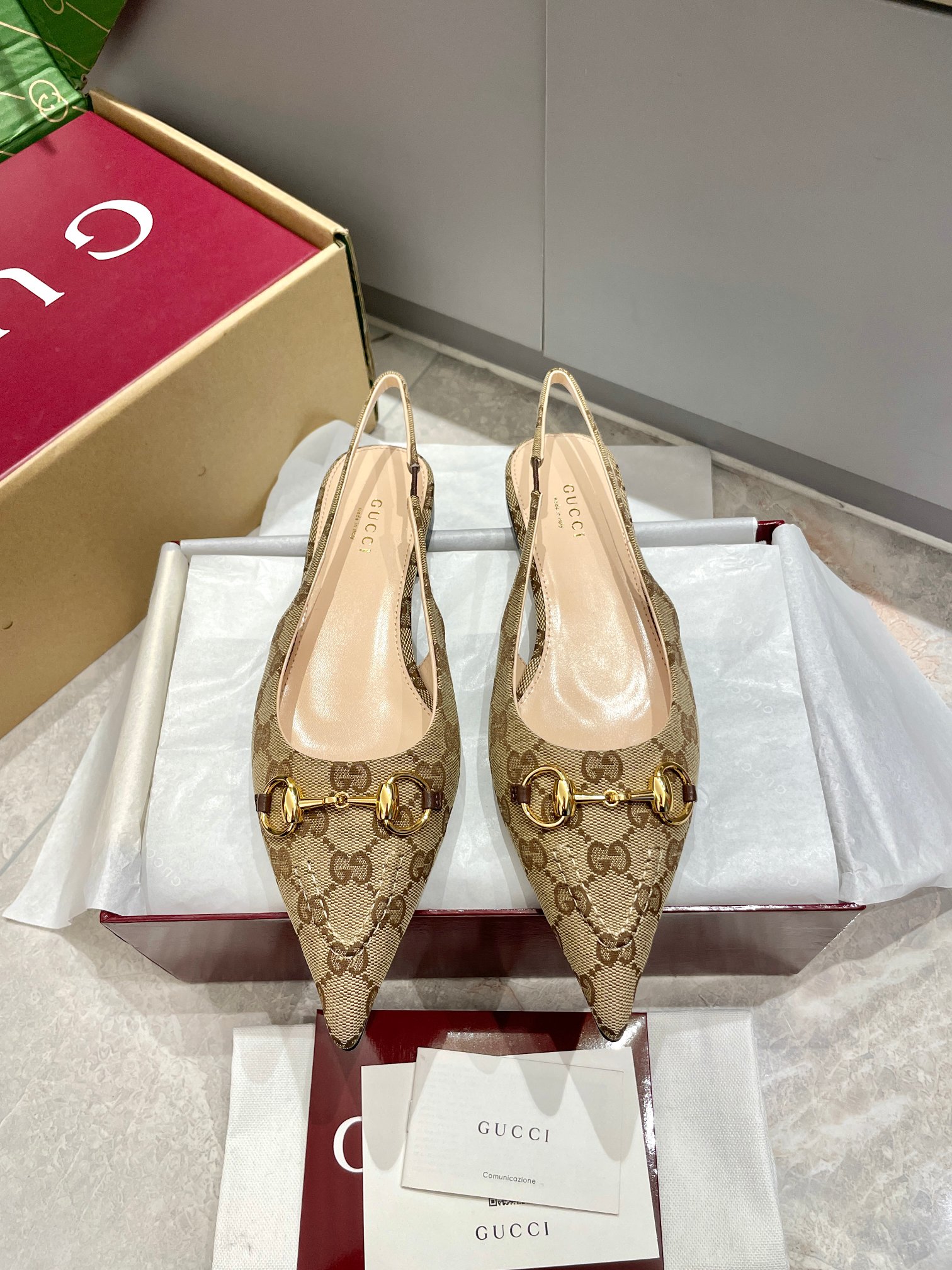 NO:261061,Gucci horse buckle sandals cat heel GG presbyopia sandals Gucci Creative Director launches elegant exposed-heeled light-mouth shoes, ingeniously made, and recognizable brand elements, the golden horse buckle adds a bright embellishment to the center of the shoe. The pointed elastic strap and low heel complement each other to create a comfortable and fit style design. Classic presbyopia fabric with upper, full grain pattern of inner/foot pad, high-end lambskin, sole, top Italian leather sole, heel height 1.0/4.5/8.5cm, code 35-42 (41/40/42 custom-made, non-return and exchange) Packaging original full red packaging (not included in the airplane box), sandals, gucci, sandals, sheepskin19860909Gucci马衔扣凉鞋猫跟GG老花凉鞋 Gucci创作总监推出优雅露跟浅口鞋,匠心制作,颇具辨识感的品牌元素金色马衔扣为鞋履中央增添亮眼点缀.尖头松紧绑带和低跟相辅相成,造就舒适贴合的版型设计 鞋面经典老花面料 内里/垫脚全粒纹高档小羊皮 鞋底意大利顶级真皮底 跟高1.0/4.5/8.5cm 配码35-42（41/40/42定做不退换） 包装原版全套红色包装（不包飞机盒）,凉鞋,gucci,sandals,sheepskin,Women's Shoes