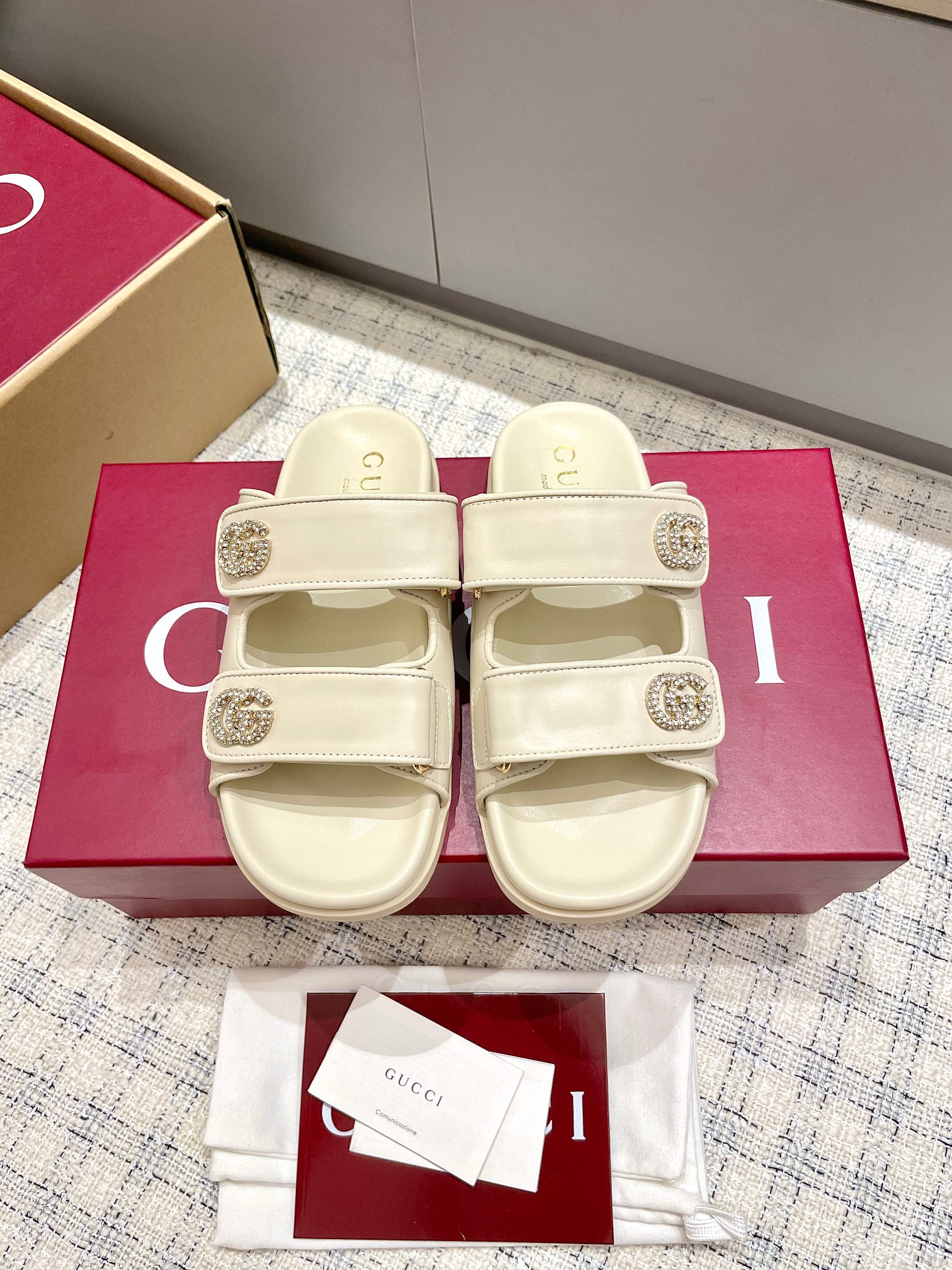 NO:261069,Gucci Velcro double G gold buckle beach slippers GG embossed leather casual slippers Gucci modern design aesthetics explore the unique path of craftsmanship, cleverly blending the brand classic elements and the beloved brand logo. This sandal embellishes the beloved double G styling accessories, injecting a low-key brand logo charm into the entire design, complementing the versatility of the magic tape. Original open mold metal hardware double G buckle upper custom double G embossed cowhide inner foot pad sheepskin cowhide foot pad sole original open mold double G rubber outsole size 35-39 (40, 41, 42 custom-made non-return and exchange), slippers, gucci, gucci, sandals, slippers, cowhide, sheepskin19860909Gucci古驰魔术贴双Ｇ金扣沙滩拖鞋GG压纹皮休闲拖鞋 Gucci现代设计美学探索独特匠心之路,巧妙融合品牌经典元素与备受喜爱的品牌标识.这款凉鞋缀饰备受喜爱的双G造型配件,为整个设计注入一抹低调的品牌标识魅力,与魔术粘带的多功能性相得益彰. 原版开模金属五金双G扣 鞋面定制双G压纹牛皮 内里垫脚羊皮里牛皮垫脚 鞋底原版开模双G橡胶大底 码数35-39（40,41,42定制不退换）,拖鞋,gucci,gucci,sandals,slippers,cowhide,sheepskin,Women's Shoes