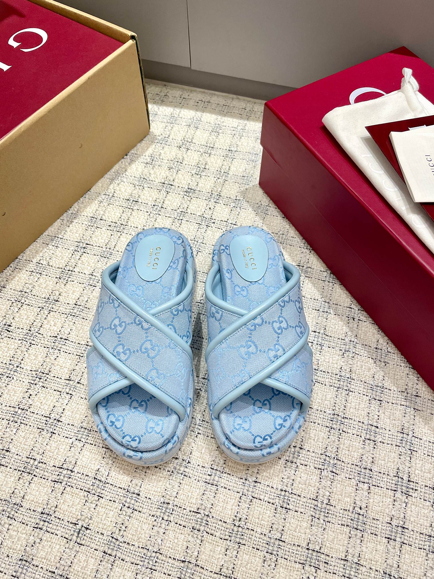 NO:261071,Gucci cross-soled slippers series classic old-fashioned cloth/densing denim plus several latest fabrics in the spring and summer of G family continues the classic thick-soled sandals must be one of the most practical items in spring and summer every year. It is really retro and fashionable, and it is very versatile and makes your feet look long. The thickness of the sole is 6cm. Size35-41 (customized for 4041), slippers, gucci, gucci, slippers19860909Gucci交叉厚底拖鞋系列经典老花布/丹宁牛仔布 加上G家春夏季度最新的几个面料搭配延续经典厚底凉拖必须是每年春夏最实用的单品之一.真的是复古又时髦 而且很百搭穿上太显脚长了.大底厚度6cm.size35-41（4041订做）,拖鞋,gucci,gucci,slippers,Women's Shoes