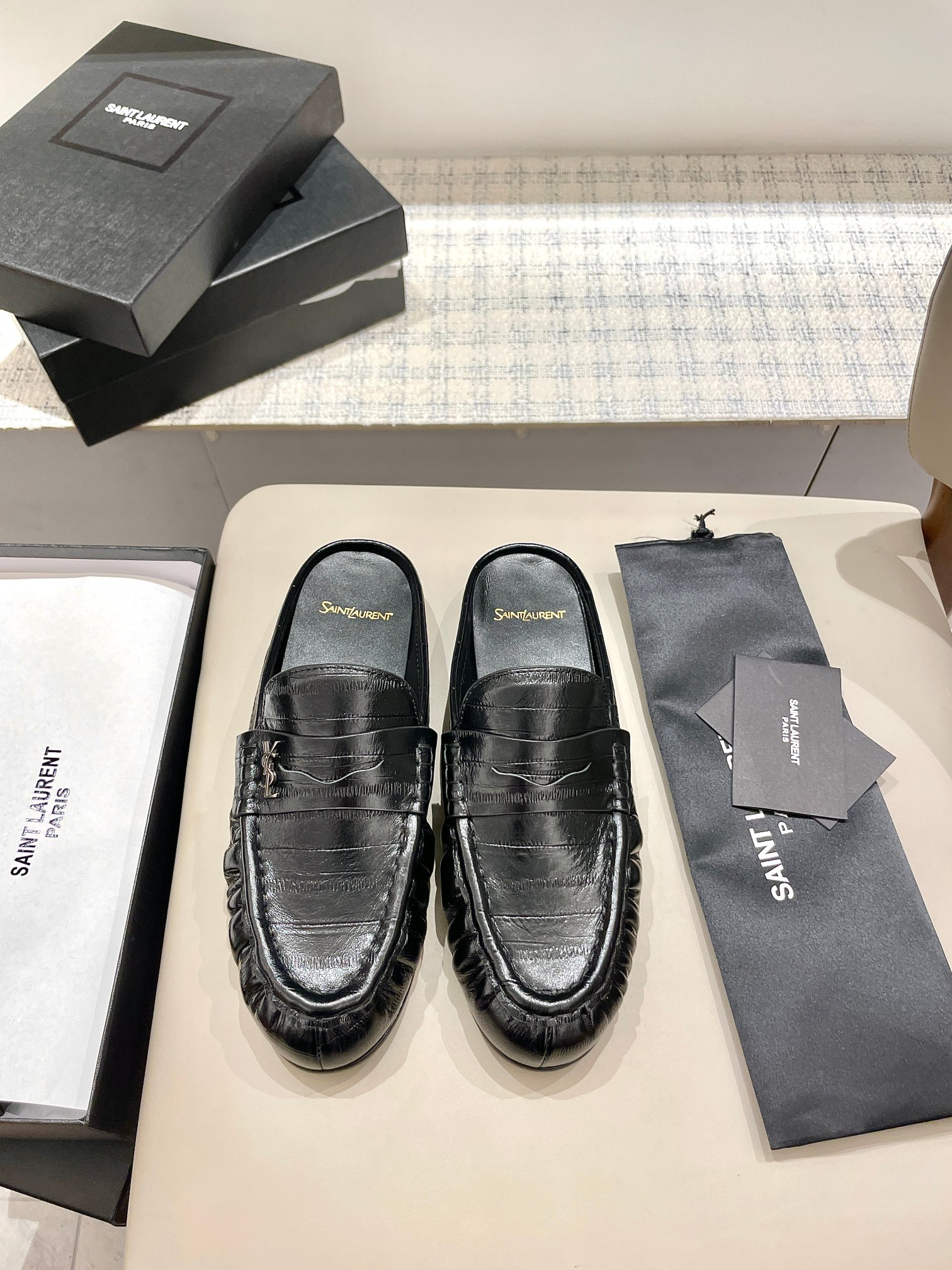 NO:261058,Saint Laurent classic Love semi-torque leather shoes/mulles, a super super popular model. This hardware buckle on each page of our house must be customized 1:1 with a mold opening!  The size and texture are exactly the same as the original version. The upper material is made of imported open-edged calfskin. The inner leather sheepskin is, and the tiptoe is comfortable and soft tiptoe sheepskin. The sole is the original 1:1 customized leather sole, which is perfect to the point of being so comfortable, and the foot feels great. And no matter you match it with jeans, small suits, and skirts, you can match it with natural, authentic full packaging, Italian leather soles. Size35-40, fisherman's shoes, saint laurent, saint laurent, loafers, espadrilles, skirts, jeans, cowhide, sheepskin, Leather soles19860909Saint Laurent圣罗兰经典乐福半拖小皮鞋/穆勒鞋、超级超级无敌火爆的一个款这款我们家每个版面的五金扣都要开模1:1定制！大小质感与原版完全一致鞋面材质采用进口开边珠小牛皮制作而成,内里真皮羊皮,踮脚为舒服柔软的踮脚羊皮,鞋底为原版1:1定制真皮大底、简直完美到爆、而且上脚效果非常舒服,脚感很棒,而且无论你搭配牛仔裤,小西服,裙子,都能搭配自然、正品全套包装、意大利真皮大底 Size35-40,渔夫鞋,saint laurent,saint laurent,loafers,espadrilles,skirts,jeans,cowhide,sheepskin,Leather soles,Women's Shoes