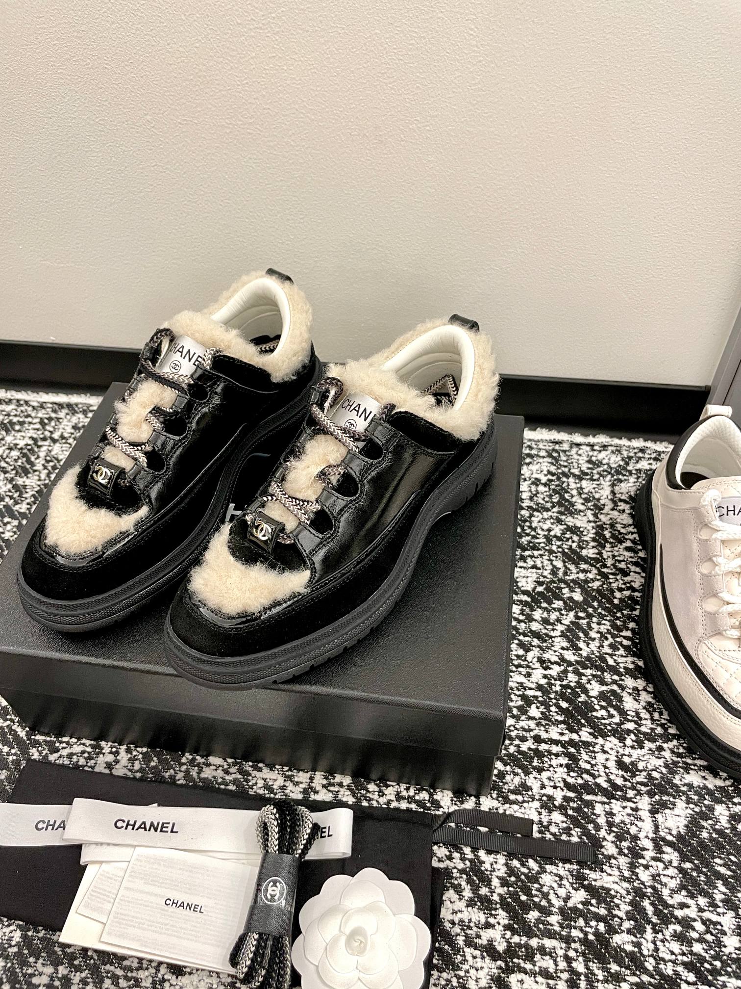 NO:490577,The Chanel 25c popular sneakers ~ The black heels and beige are actually beautiful [Wangchai] The newly released 25c sneakers have made some minor changes to the classic style and look more retro. It looks really good on the feet!  You can wear casual or dress with a skirt because these shoes are a bit like small leather shoes. Fabrics are covered with cowhide and cow leather/cow velvet, and the inner mixed-bred sheepskin breathable net!  All splicings are made of genuine leather and non-market ultra-fiber version. Size 35-40 (customized for 40), casual shoes/sports shoes, chanel, sneakers, skirts, cowhide, sheepskin19860909批 Chanel 25c爆款运动鞋 ～让人眼前一亮的运动鞋黑色跟米白其实都好看[旺柴] 新出的25c运动鞋对经典款做了点小改动看着更复古了上脚确实好看！可以休闲也可以搭配裙子穿因这双鞋有点像小皮鞋～面料摔纹牛皮拼接小牛皮/牛绒、鞋舌内里混种羊皮透气网！拼接处全部用真皮非市面超纤版本 码数35-40（40定做）,休闲鞋/运动鞋,chanel,sneakers,skirts,cowhide,sheepskin,Women's Shoes