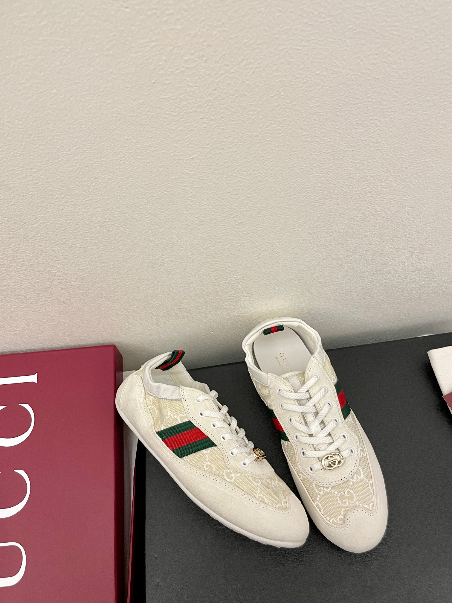 NO:576948,Gucci Shift series of women's sports shoes The Gucci Shift series is newly launched, with a lightweight design that reinterprets sports style. This sports shoe has a smooth silhouette with striped webbing and elastic heel design, which interprets exquisite dynamics. The heel can be attached and removed at will to easily create a versatile look for daily use. The suede fabric is matched with mesh/presbyopia/hot diamonds!  Nylon lining/elastic heel, size 35-40, casual shoes/sports shoes, gucci, sneakers19860909Gucci Shift系列女士运动鞋 Gucci Shift系列全新上市,轻盈设计焕新诠释运动风尚.这款运动鞋以流畅廓形搭配条纹织带与弹性后跟设计,诠释精致动感,随心装卸的鞋跟轻松打造日常百搭造型.面料绒面搭配网布/老花布/烫钻！尼龙内里/弹性后跟 码数35-40,休闲鞋/运动鞋,gucci,sneakers,Women's Shoes