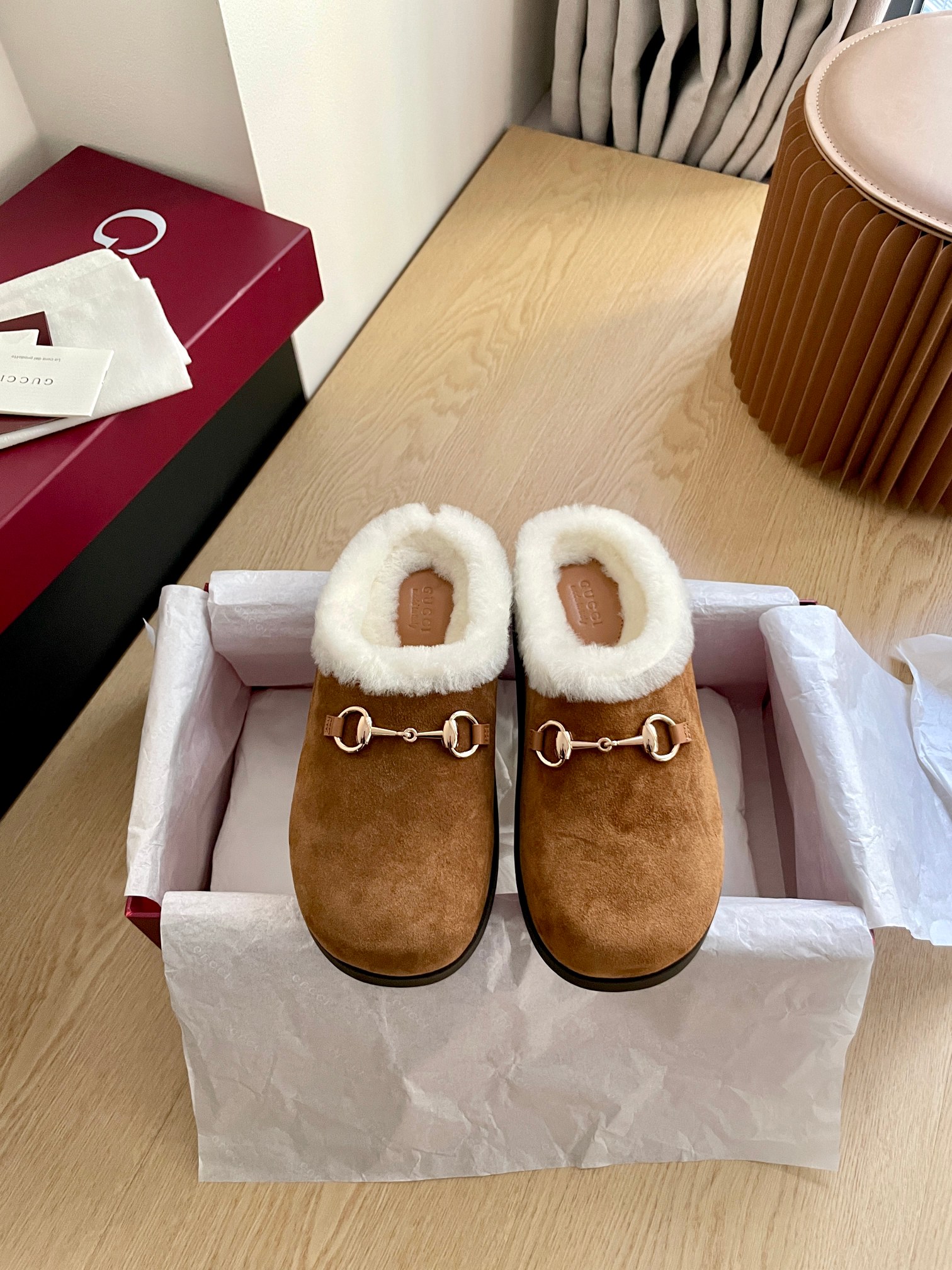 NO:576940,Gucci Mules Moccasin Toe Slippers The official website is synchronized, the original version is copied one to one, all the material details of the highest version are consistent with YB. We make goods all year round. Sizes 35-42 (404142 customization is not returnable) This slipper is a cherished history of the brand, reinterpreting Gucci's equestrian tradition through the iconic hardware with Clamp. This slip-on sandal is made of leather and is part of the Gucci Love Parade series. Premium Mini G  G embossed sheepskin deerskin environmentally friendly special material upper, presbyopic GG classic canvas, imported merino wool lining, the latest double G letter rubber sole, flat bottom, full package of Ankola red high-end packaging, fur shoes and half-flop, gucci, sandals, slippers, sheep19860909Gucci穆勒鞋 莫卡辛包头拖鞋 官网同步,原版一比一复制,最高版本所有材质细节均与YB一致 常年做货. 尺码35-42（404142定制不退换） 这款拖鞋是品牌珍视的一段历史,通过带有 Clamp 的标志性五金配件重新诠释 Gucci 的马术传统.这款套穿式凉鞋采用皮革制成,是 Gucci Love Parade 系列的一部分. 高级迷你G G压纹羊京鹿皮环保特殊材质鞋面 老花GG经典帆布,进口美利奴羊毛里 最新双G字母橡胶鞋底 平底 包装全套安可拉红色高端包装,毛毛鞋半拖,gucci,sandals,slippers,sheep,Women's Shoes