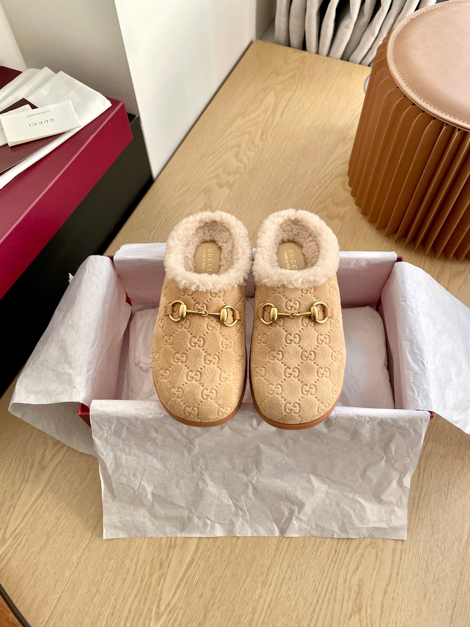 NO:576944,Embossed Gucci mules and moccasin cap-toe slippers are synchronized with the official website. The original version is copied one to one. All material details of the highest version are consistent with YB. We make goods all year round. Sizes 35-42 (404142 customization is non-returnable). This slipper is a piece of history that the brand cherishes. It reinterprets Gucci's equestrian tradition through the iconic hardware with Clamp. This slip-on sandal is made of leather and is part of the Gucci Love Parade series.  Advanced mini G G embossed sheepskin deerskin environmentally friendly special material upper, presbyopic GG classic canvas, imported merino wool lining, the latest double G letter rubber sole, flat bottom, complete packaging in Ancora red high-end packaging, fur shoes and half-slippers, gucci, sandals, slippers, sheep19860909压纹 Gucci穆勒鞋 莫卡辛包头拖鞋 官网同步,原版一比一复制,最高版本所有材质细节均与YB一致 常年做货. 尺码35-42（404142定制不退换） 这款拖鞋是品牌珍视的一段历史,通过带有 Clamp 的标志性五金配件重新诠释 Gucci 的马术传统.这款套穿式凉鞋采用皮革制成,是 Gucci Love Parade 系列的一部分. 高级迷你G G压纹羊京鹿皮环保特殊材质鞋面 老花GG经典帆布,进口美利奴羊毛里 最新双G字母橡胶鞋底 平底 包装全套安可拉红色高端包装,毛毛鞋半拖,gucci,sandals,slippers,sheep,Women's Shoes