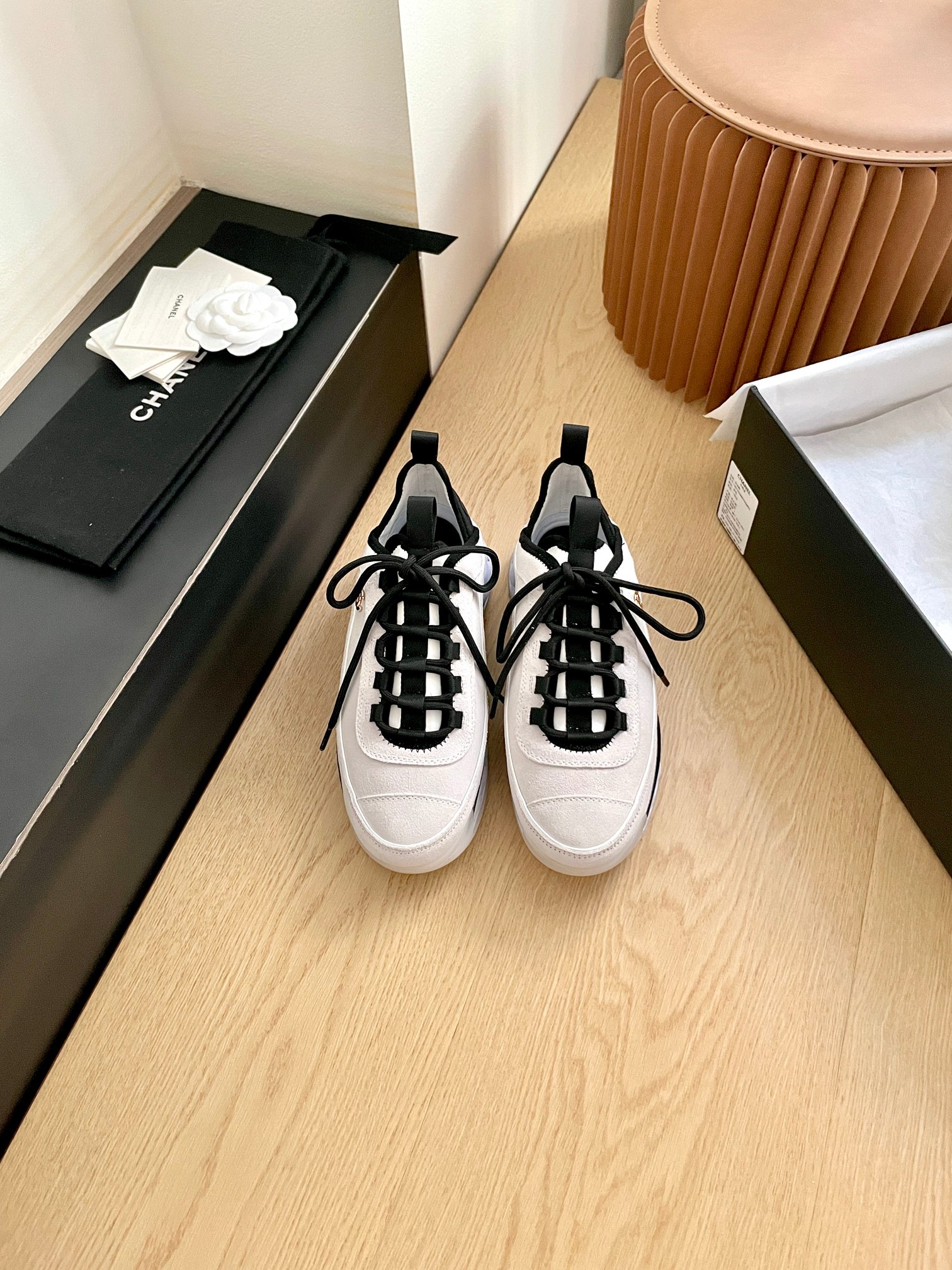 NO:706421,Chanel Xiaoxiang's classic sneakers are almost impossible to pick up on the spot when purchased at a counter. You can imagine how popular they are. It can be said that I was willing to accept this model after waiting for a long time. I was completely obsessed with it in person. I became a fan of Xiaohongshu INS overnight... various social platforms and various looks. The fabric is suede and has a breathable mesh lining.  Size 35-41 (women’s 41 is the same price as men’s size 10), casual shoes/sports shoes, chanel, sneakers19860909Chanel 小香经典款运动鞋 专柜购买几乎是没有能现场提走货的,火爆程度可想而知可以说是此款久等都心甘情愿的接受程度实物更是让我彻底沦陷了,一夜刷爆小红书 INS..各种社交平台,各种ｌｏｏｋ展示 面料绒皮面、透气网里 码数35-41（女41跟男码一样价格10）,休闲鞋/运动鞋,chanel,sneakers,Women's Shoes