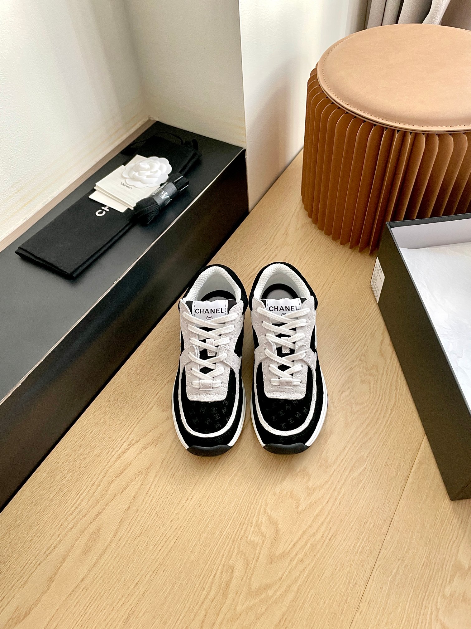 NO:706446,Chanel Xiaoxiang's embossed logo-printed panda shoes, Xiaoxiang's casual sneakers this season, have exploded on Xiaohongshu INS. Various social platforms have gone crazy!  Classic design. The upper is electro-embroidered with various techniques. The outsole is fashionable and sporty. Extraordinary inclusion of a variety of panda shoe color elements. Exquisite packaging at the delivery counter. Fabric: original imported high-mercerized cow suede + printing. Original imported breathable mesh lining. Original open-molded TPU combination outsole. Size: 35-41 for women, 39-45 for men (customized for women 41 and 45), casual shoes/sports shoes, chanel, sneakers19860909Chanel小香压纹logo印花熊猫鞋 小香这季休闲款运动鞋 刷爆小红书 INS.各种社交平台,疯狂爆发！经典设计 鞋面多种工艺电绣的风格 大底却时尚运动 不平凡的拥入了多种熊猫鞋配色元素 配送专柜精美包装 面料:原版进口高丝光牛反绒+印花 内里原版进口透气网 大底原版开模TPU组合大底 码数女款35-41,男款39-45(女41男45定做),休闲鞋/运动鞋,chanel,sneakers,Women's Shoes