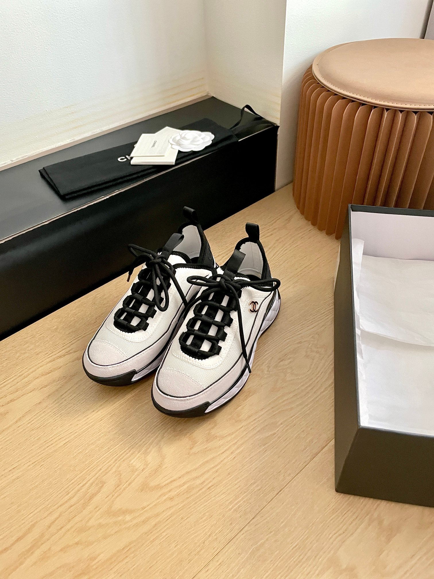 NO:706430,Chanel Xiaoxiang's classic sneakers are almost impossible to pick up on the spot when purchased at a counter. You can imagine how popular they are. It can be said that I was willing to accept this model after waiting for a long time. I was completely obsessed with the actual product. I was all over Xiaohongshu INS overnight... Various social platforms, various looks. Material cow suede, lycra lining. Size 35-40, casual shoes/sports shoes, chanel, sneakers19860909Chanel 小香经典款运动鞋 专柜购买几乎是没有能现场提走货的,火爆程度可想而知可以说是此款久等都心甘情愿的接受程度实物更是让我彻底沦陷了,一夜刷爆小红书 INS..各种社交平台,各种ｌｏｏｋ展示 面料牛绒面 内里莱卡. 码数35-40,休闲鞋/运动鞋,chanel,sneakers,Women's Shoes