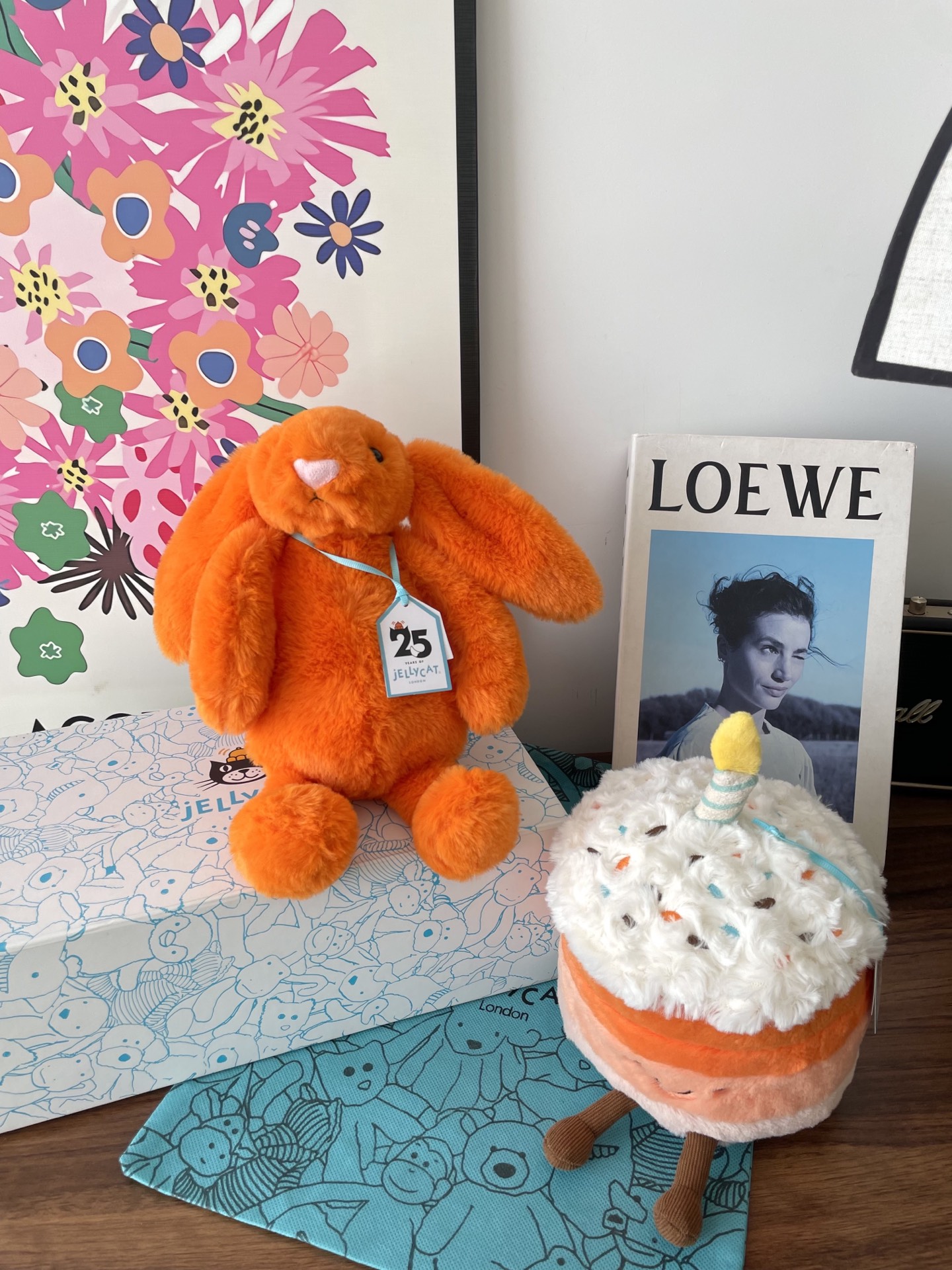 NO:809826,The bright and energetic Bonnie rabbit goes well with the 25th anniversary orange gradient rainbow cake!  !  , Jellycat doll trendy department store19860909好鲜艳有活力的邦尼兔 和25周年橙色渐变彩虹蛋糕好搭配！！,Jellycat公仔潮品百货,accessory