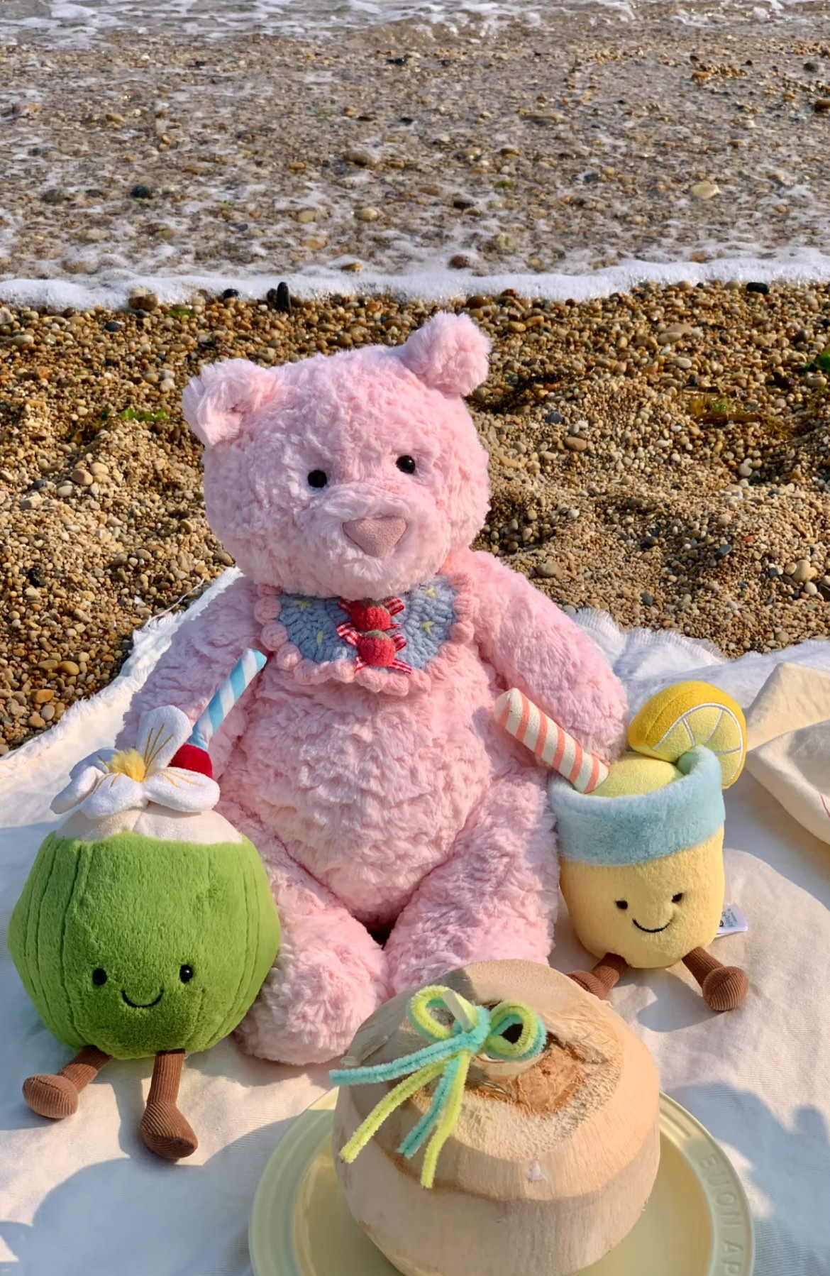 NO:810086,The pink and tender belly is like a marshmallow and the furry belly is like a marshmallow. If you squeeze its paws, it will be charged to full in an instant. The keepers will come to take Bear Bear home!  !  , Jellycat doll trendy department store19860909粉粉嫩嫩的,毛茸茸的肚肚像棉花糖曼捏捏它的爪爪,瞬间被充电到满格,饲养员们快来接熊熊回家！！,Jellycat公仔潮品百货,accessory