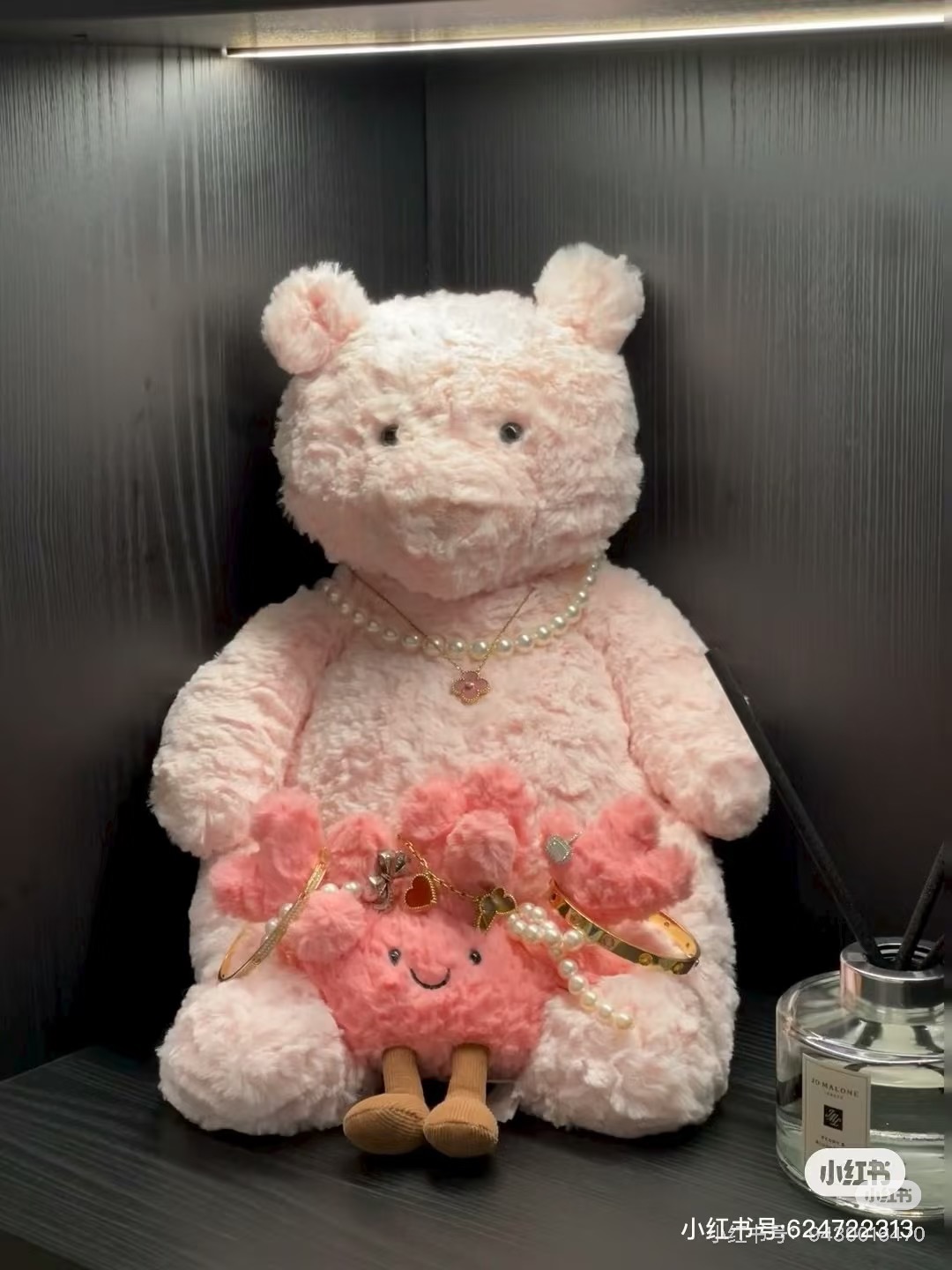 NO:810080,The new product launched by Jellycat - pink Ba Xiong is so cute, like a combination of Ba Xiong and Ba Pig, Jellycat doll trendy department store19860909Jellycat推出的新品—粉色巴熊 太可爱啦,像是巴熊和巴猪的合体,Jellycat公仔潮品百货,accessory