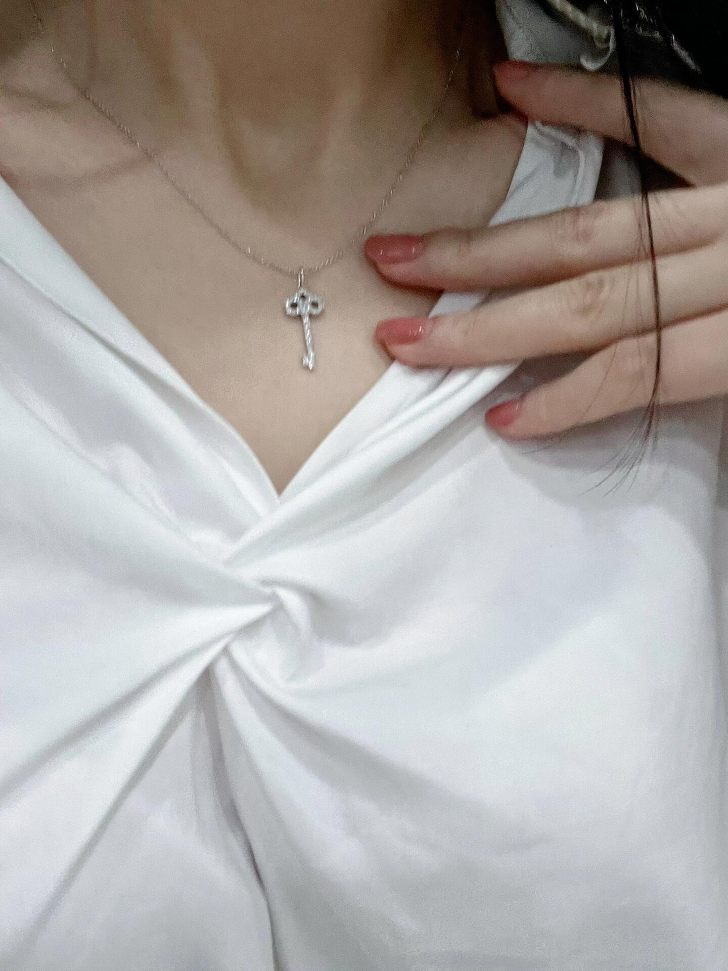 An elegant, versatile necklace designed for effortless styling, pairing - Comprehensive 4