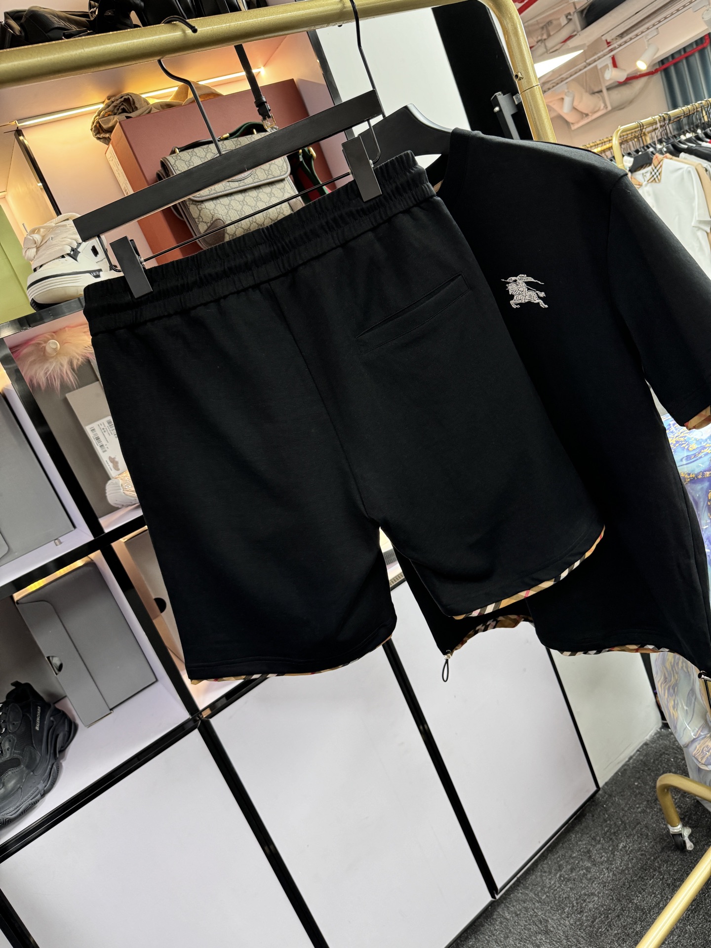 NO:495861,/Set BBR's latest 25SS set is coming. The fabric is customized with original version. Classic LOGO. Classic plaiding fabric with cuff hem. The fabric is soft and light. Moisture-absorbing and sweating. Comfortable and stylish. Black and white. M-XXXL,,alexander wang.19860909/套 BBR家最新25SS套装来袭 面料釆用原版定制 经典LOGO 袖口下摆拼接经典格子布 面料柔软轻盈 吸湿排汗 上身舒适有型 黑色 白色 M一XXXL,,alexander wang,Men's clothing