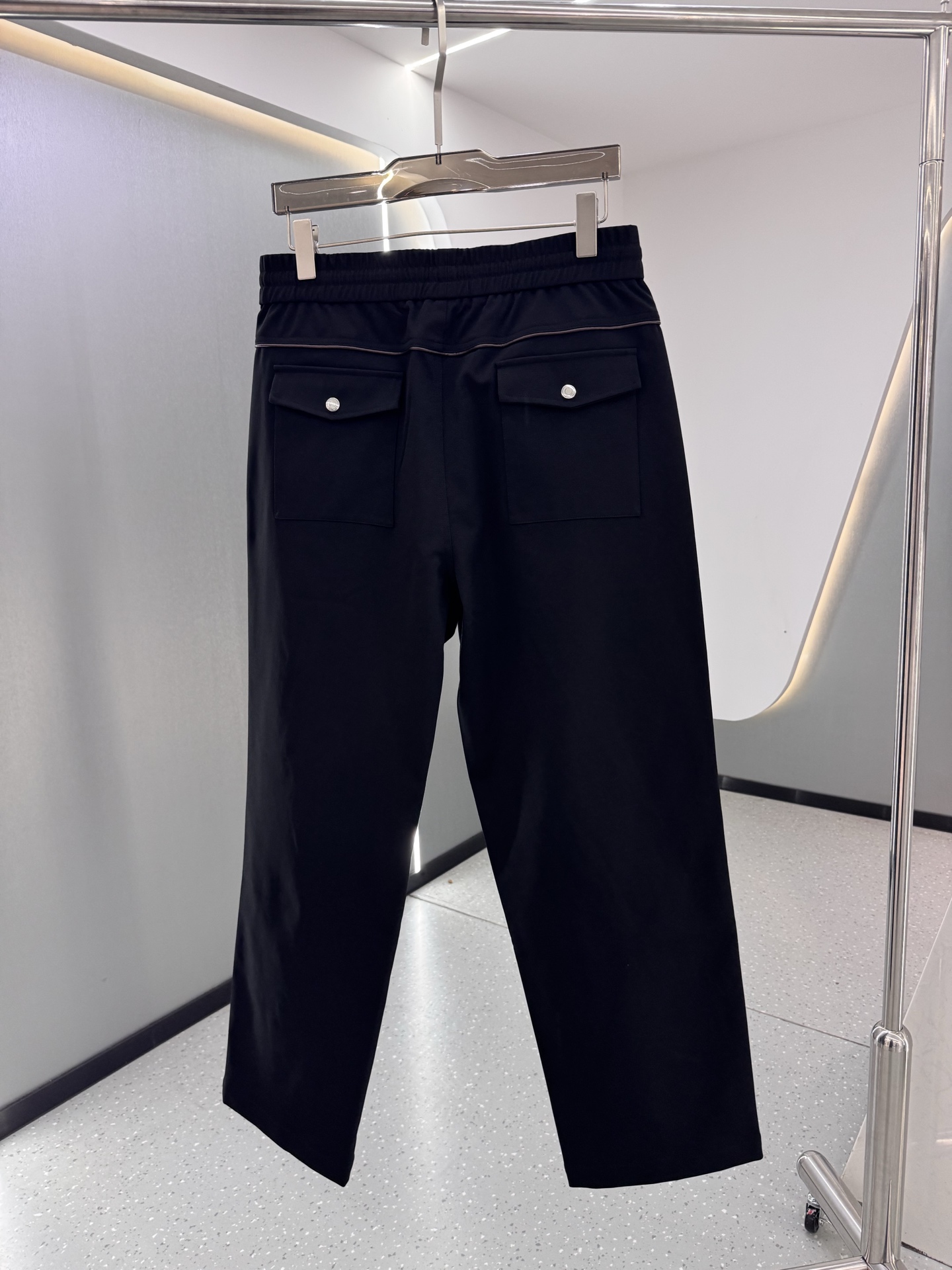 P270  
LP1995ss秋冬新品 男士精品休闲裤顶级面料休闲裤，最新款上身版型无敌正!绝对可以闭眼收的一款此款裤子非常百搭，弹力腰围,日常上班户外运动都可以穿着，是时尚休闲与户外运动的完美结合，所以无论您平时穿或者户外穿都是您的最佳选择。极致舒适和快速排汗是备受青睐的重点，提升穿着舒适度，适合有氧运动和越野跑条件下穿着，此款是一件适用范围极其广泛的跑步休闲裤，让你在夏天自然可以保持对运动热爱，也可以在休闲生活中穿着

尺码：M-XXXL