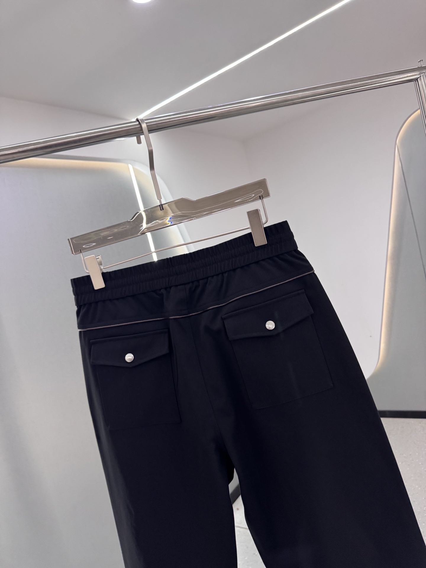 P270  
LP1995ss秋冬新品 男士精品休闲裤顶级面料休闲裤，最新款上身版型无敌正!绝对可以闭眼收的一款此款裤子非常百搭，弹力腰围,日常上班户外运动都可以穿着，是时尚休闲与户外运动的完美结合，所以无论您平时穿或者户外穿都是您的最佳选择。极致舒适和快速排汗是备受青睐的重点，提升穿着舒适度，适合有氧运动和越野跑条件下穿着，此款是一件适用范围极其广泛的跑步休闲裤，让你在夏天自然可以保持对运动热爱，也可以在休闲生活中穿着

尺码：M-XXXL