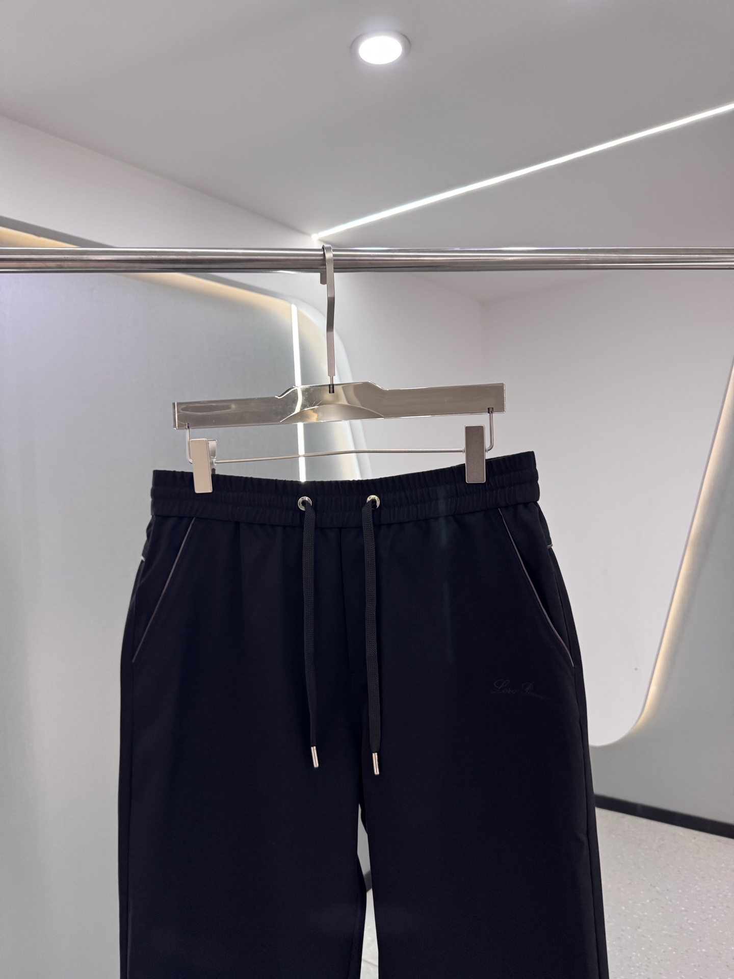 P270  
LP1995ss秋冬新品 男士精品休闲裤顶级面料休闲裤，最新款上身版型无敌正!绝对可以闭眼收的一款此款裤子非常百搭，弹力腰围,日常上班户外运动都可以穿着，是时尚休闲与户外运动的完美结合，所以无论您平时穿或者户外穿都是您的最佳选择。极致舒适和快速排汗是备受青睐的重点，提升穿着舒适度，适合有氧运动和越野跑条件下穿着，此款是一件适用范围极其广泛的跑步休闲裤，让你在夏天自然可以保持对运动热爱，也可以在休闲生活中穿着

尺码：M-XXXL