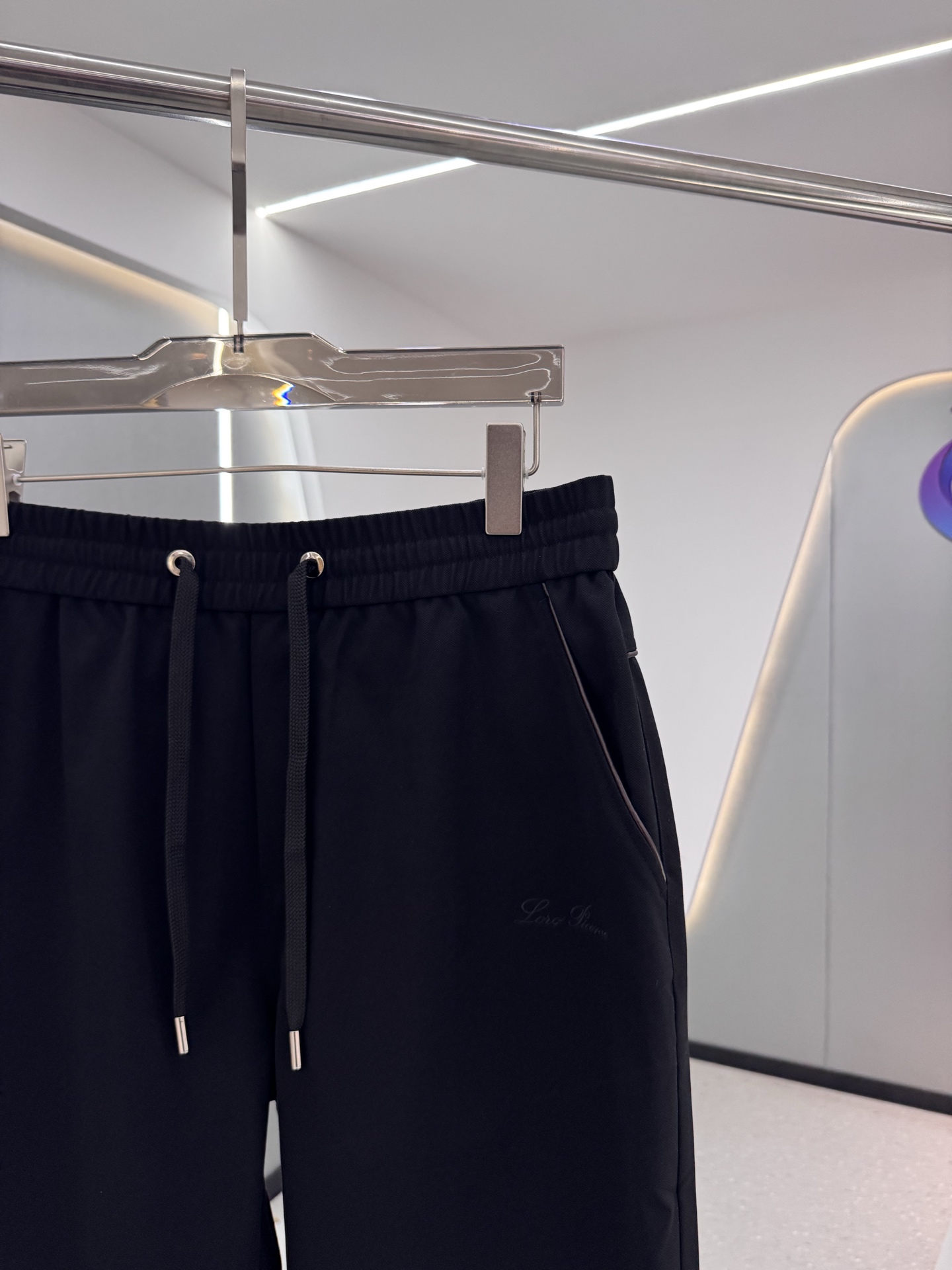 P270  
LP1995ss秋冬新品 男士精品休闲裤顶级面料休闲裤，最新款上身版型无敌正!绝对可以闭眼收的一款此款裤子非常百搭，弹力腰围,日常上班户外运动都可以穿着，是时尚休闲与户外运动的完美结合，所以无论您平时穿或者户外穿都是您的最佳选择。极致舒适和快速排汗是备受青睐的重点，提升穿着舒适度，适合有氧运动和越野跑条件下穿着，此款是一件适用范围极其广泛的跑步休闲裤，让你在夏天自然可以保持对运动热爱，也可以在休闲生活中穿着

尺码：M-XXXL