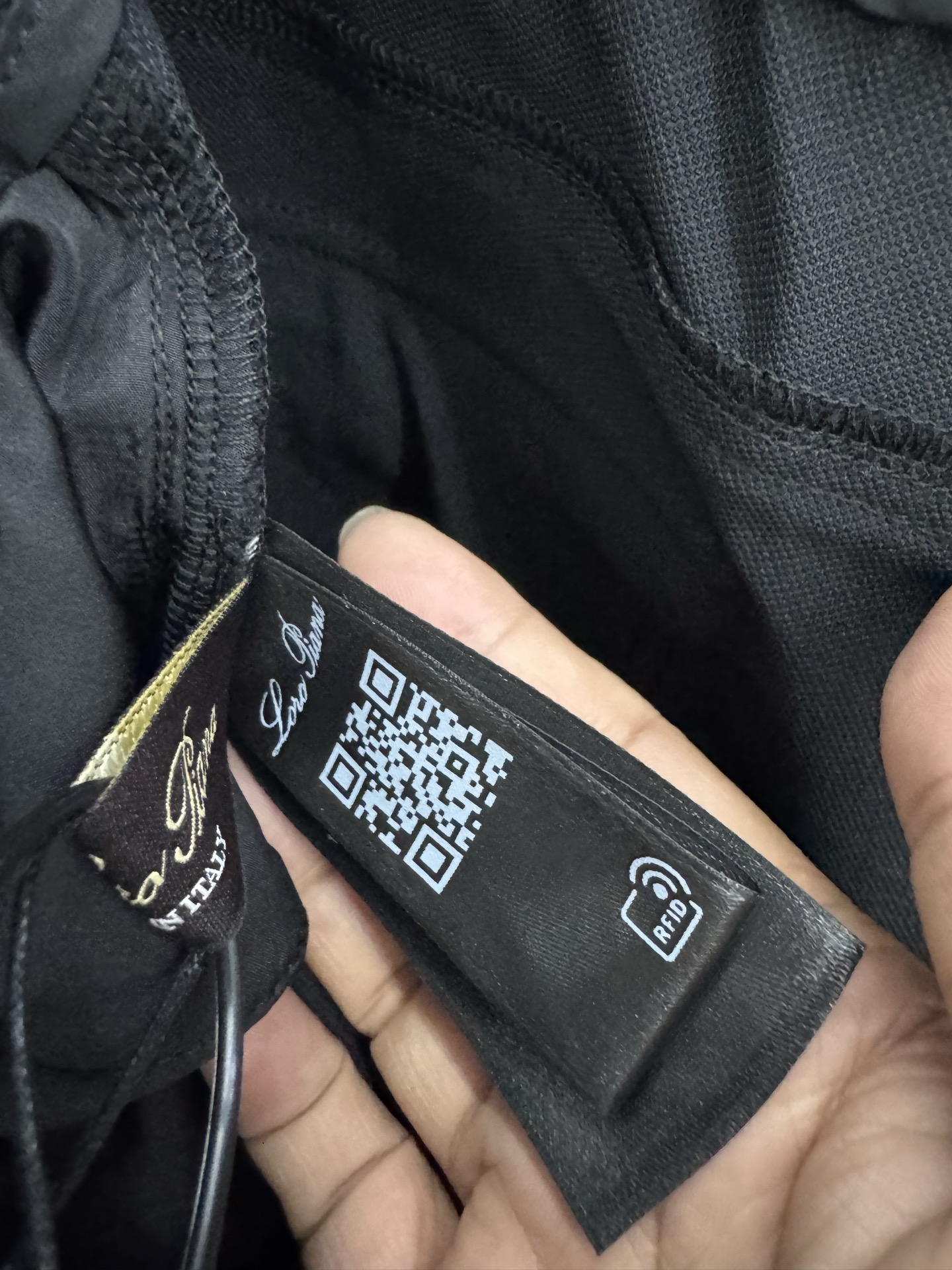 P270  
LP1995ss秋冬新品 男士精品休闲裤顶级面料休闲裤，最新款上身版型无敌正!绝对可以闭眼收的一款此款裤子非常百搭，弹力腰围,日常上班户外运动都可以穿着，是时尚休闲与户外运动的完美结合，所以无论您平时穿或者户外穿都是您的最佳选择。极致舒适和快速排汗是备受青睐的重点，提升穿着舒适度，适合有氧运动和越野跑条件下穿着，此款是一件适用范围极其广泛的跑步休闲裤，让你在夏天自然可以保持对运动热爱，也可以在休闲生活中穿着

尺码：M-XXXL