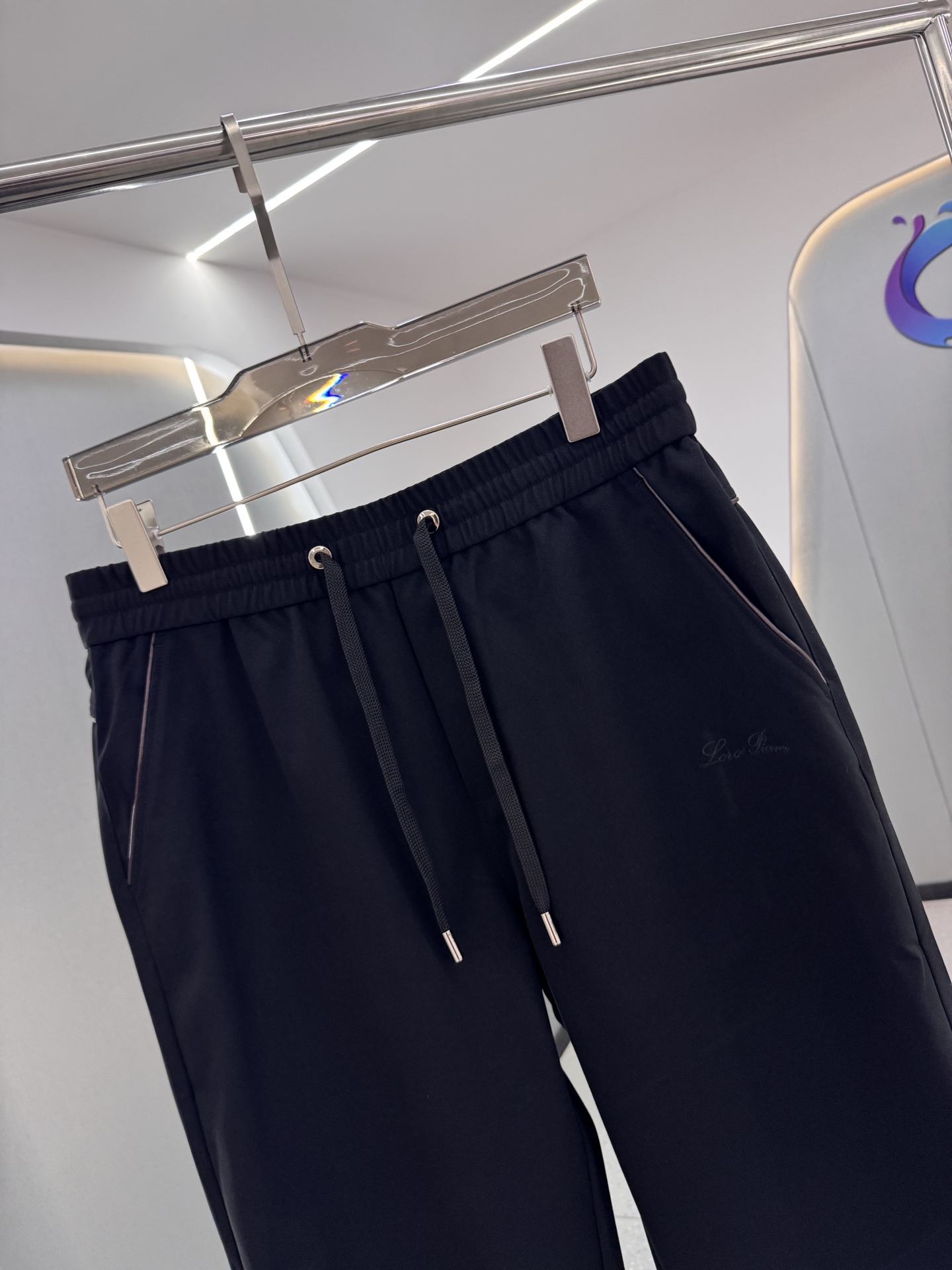 P270  
LP1995ss秋冬新品 男士精品休闲裤顶级面料休闲裤，最新款上身版型无敌正!绝对可以闭眼收的一款此款裤子非常百搭，弹力腰围,日常上班户外运动都可以穿着，是时尚休闲与户外运动的完美结合，所以无论您平时穿或者户外穿都是您的最佳选择。极致舒适和快速排汗是备受青睐的重点，提升穿着舒适度，适合有氧运动和越野跑条件下穿着，此款是一件适用范围极其广泛的跑步休闲裤，让你在夏天自然可以保持对运动热爱，也可以在休闲生活中穿着

尺码：M-XXXL