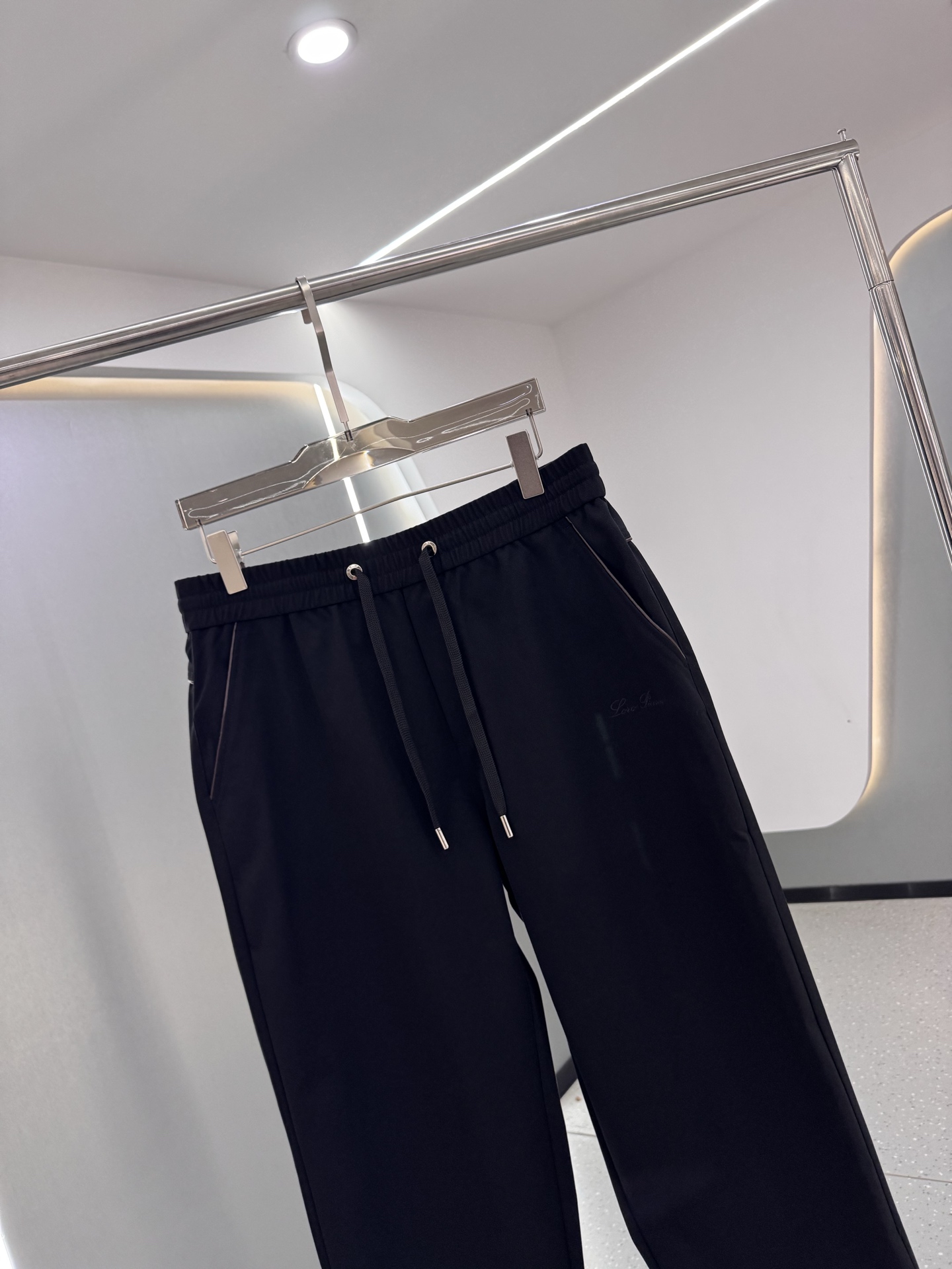 P270  
LP1995ss秋冬新品 男士精品休闲裤顶级面料休闲裤，最新款上身版型无敌正!绝对可以闭眼收的一款此款裤子非常百搭，弹力腰围,日常上班户外运动都可以穿着，是时尚休闲与户外运动的完美结合，所以无论您平时穿或者户外穿都是您的最佳选择。极致舒适和快速排汗是备受青睐的重点，提升穿着舒适度，适合有氧运动和越野跑条件下穿着，此款是一件适用范围极其广泛的跑步休闲裤，让你在夏天自然可以保持对运动热爱，也可以在休闲生活中穿着

尺码：M-XXXL